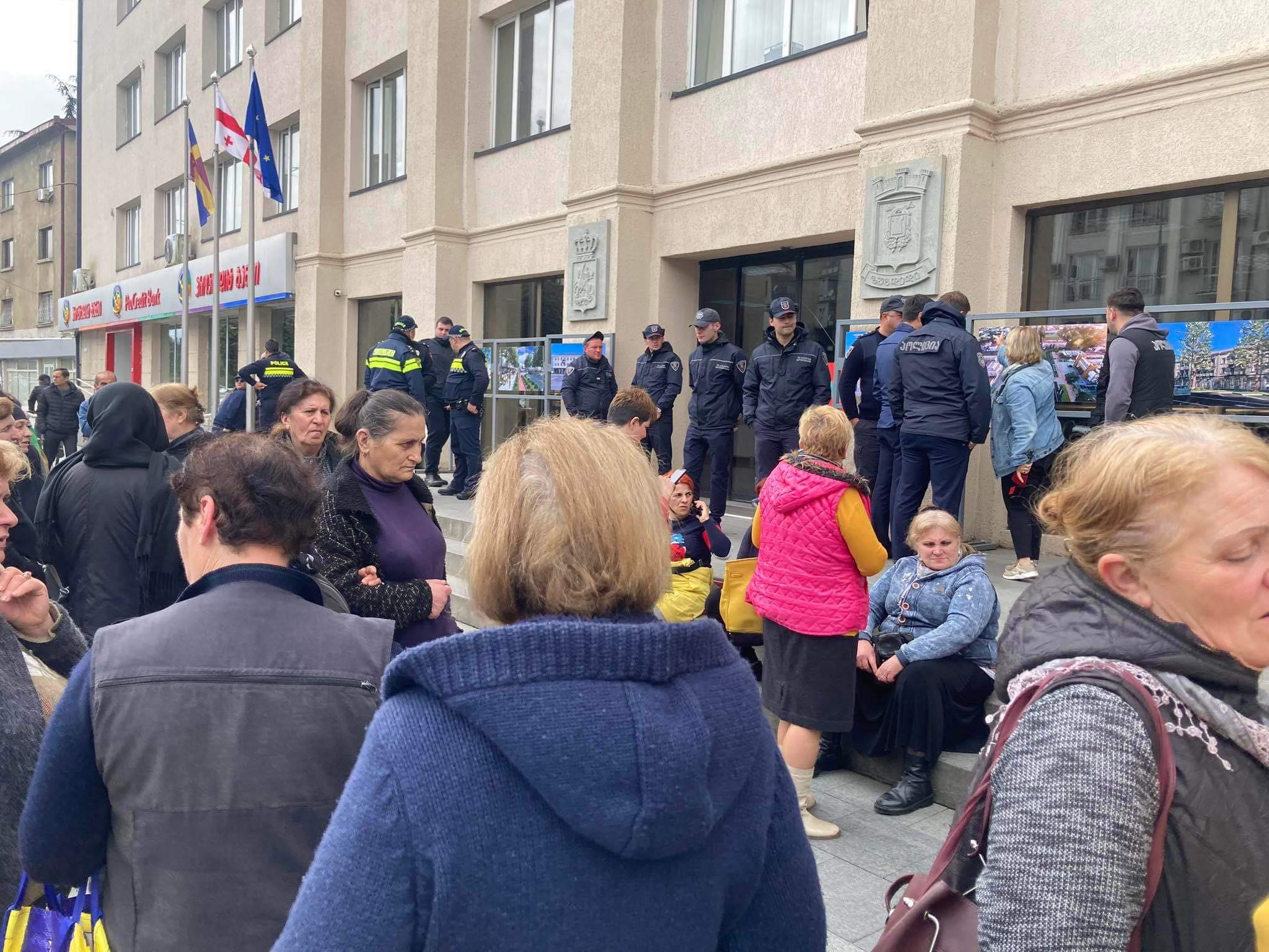 ზუგდიდის ბაზარში დასაქმებულებმა მერიისგან გარევაჭრობის აკრძალვის დაპირება მიიღეს