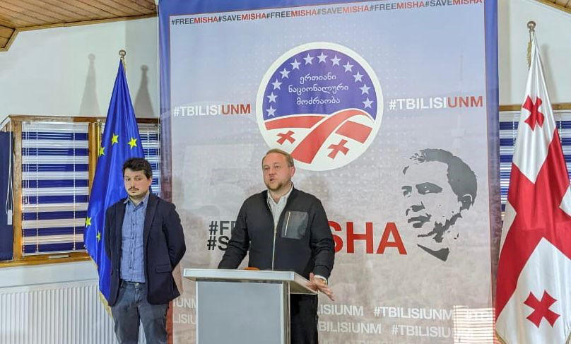 „ნაციონალური მოძრაობის“ წევრების განცხადებით, ე.წ თაღლითური „ქოლ-ცენტრები" იღებენ მითითებებს სახელმწიფო უსაფრთხოების სამსახურისგან, რომ სასწრაფოდ შეიცვალონ მისამართები