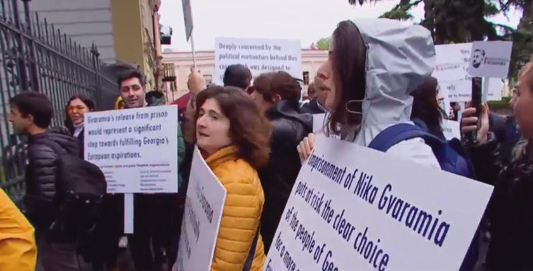 ნიკა გვარამიას შეწყალების მოთხოვნით პრეზიდენტის ადმინისტრაციასთან აქცია იმართება