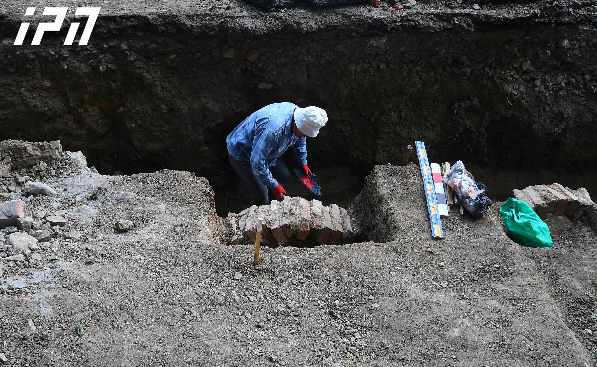 წერეთლის გამზირზე სარეაბილიტაციო სამუშაოებისას მიწისქვეშა ნაგებობები აღმოაჩინეს, რომლებიც სპეციალისტების დასკვნით, მე-19 საუკუნის აკლდამებს წარმოადგენს