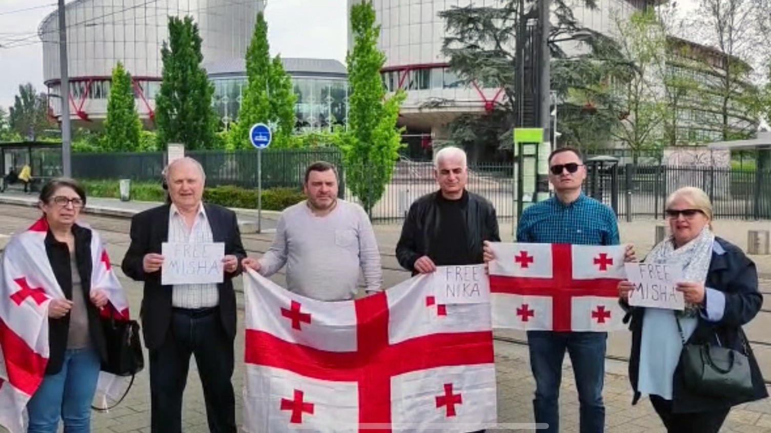 სტრასბურგში, ევროპარლამენტის მიმდებარე ტერიტორიაზე, ემიგრანტებმა მიხეილ სააკაშვილის გათავისუფლების მოთხოვნით აქცია გამართეს
