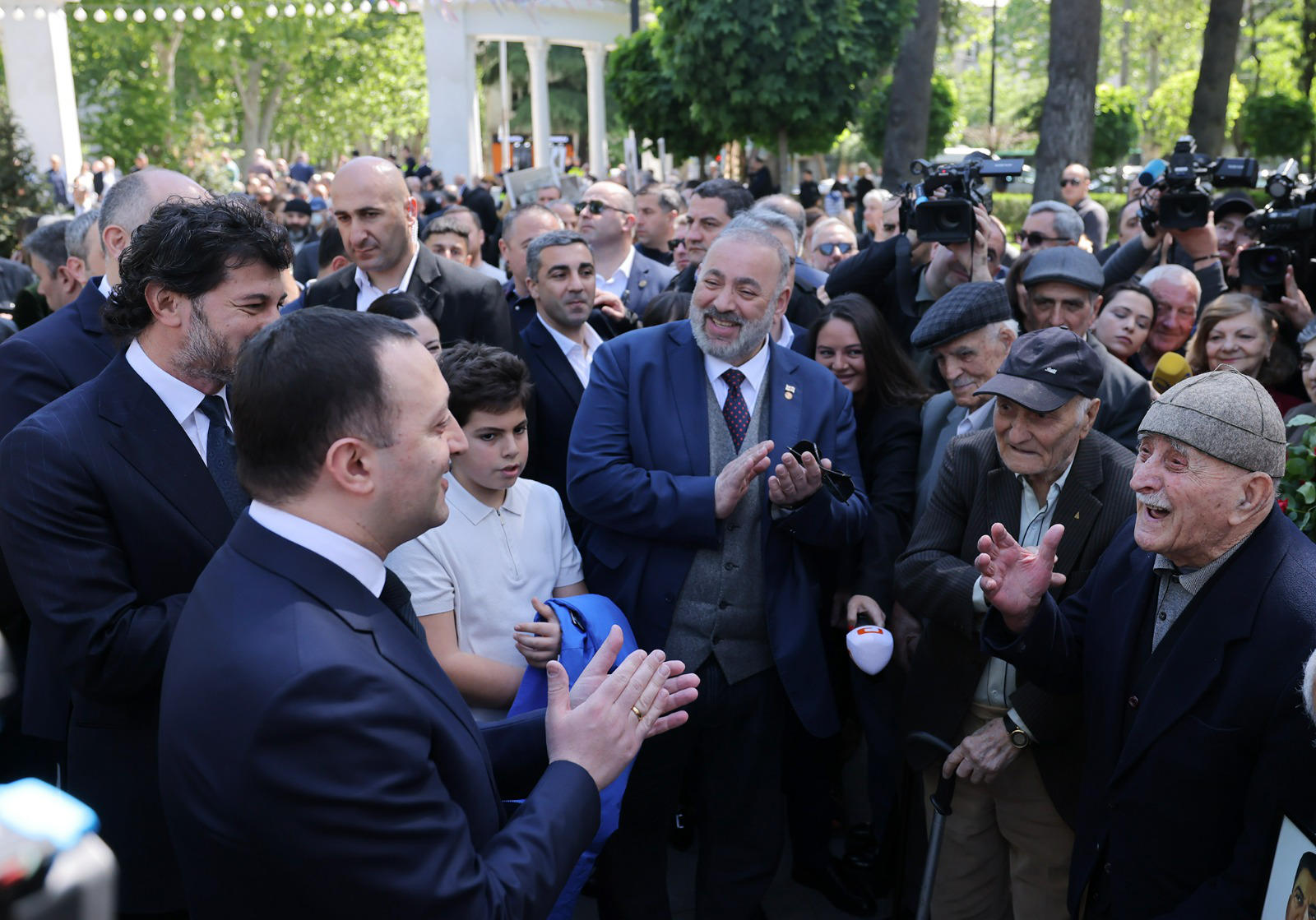 კობა კობალაძემ მეორე მსოფლიო ომის ვეტერანებს, ფაშიზმზე გამარჯვების 78-ე წლისთავი მიულოცა
