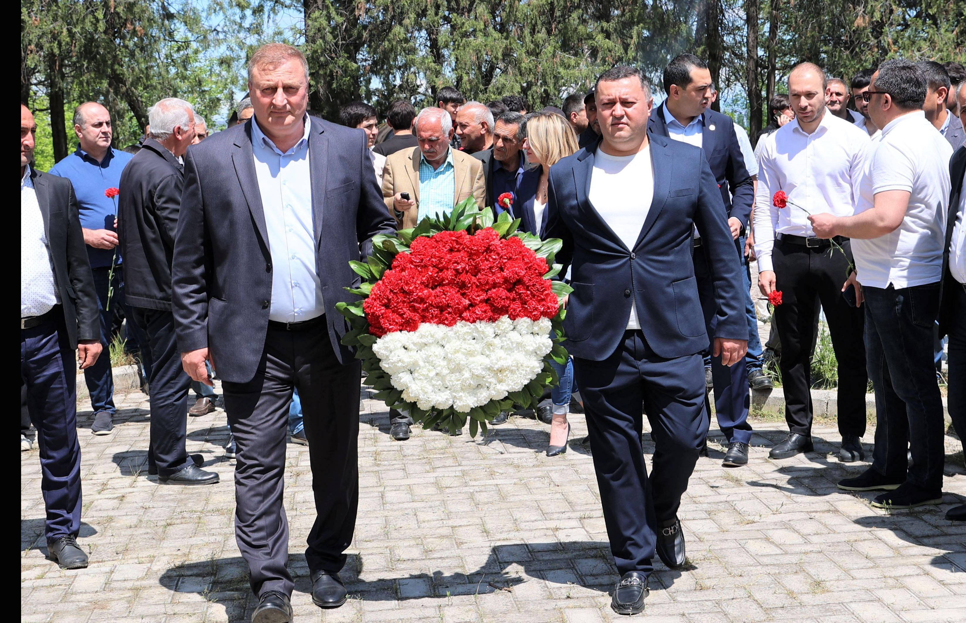 მარნეულში ადგილობრივი ხელისუფლების ხელმძღვანელმა პირებმა მეორე მსოფლიო ომში დაღუპული გმირების ხსოვნას პატივი მიაგეს