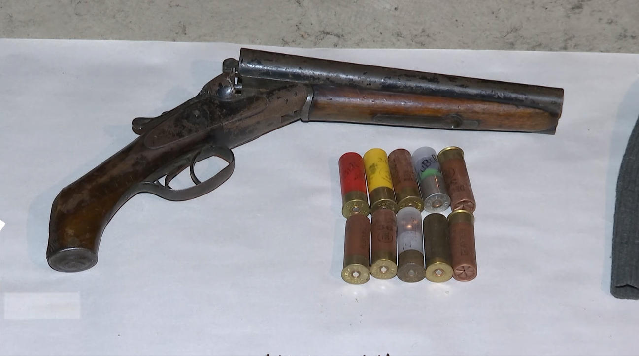 პოლიციამ თბილისსა და რეგიონებში უკანონო ცეცხლსასროლი იარაღები და საბრძოლო მასალა ამოიღო