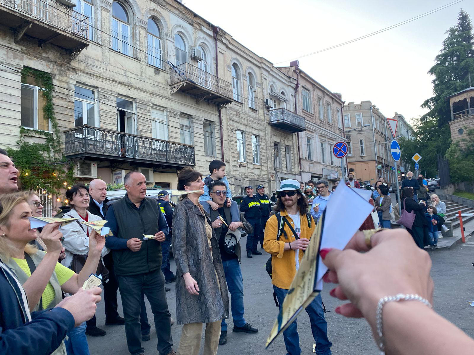 ლოზუნგით - "ცალმხრივი ბილეთი მოსკოვში ივანიშვილის რეჟიმს" „ევროპულმა საქართველომ“ მთავრობის ადმინისტრაციასთან აქცია გამართა