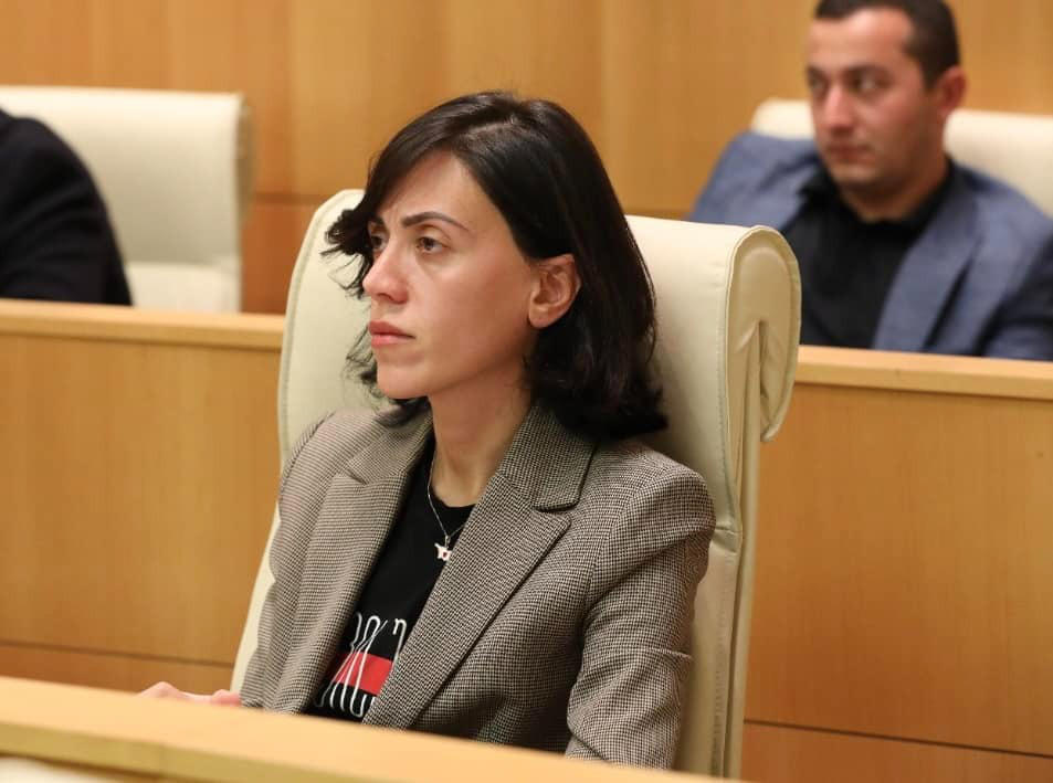 ანა წითლიძე ოხანაშვილს - ყოჩაღ, ბატონო ანრი, საკუთარ თავს აჯობეთ დღეს და დაგაწინაურებენ, აუცილებლად დაგაყენებენ მომავალში ივანიშვილის გვერდით