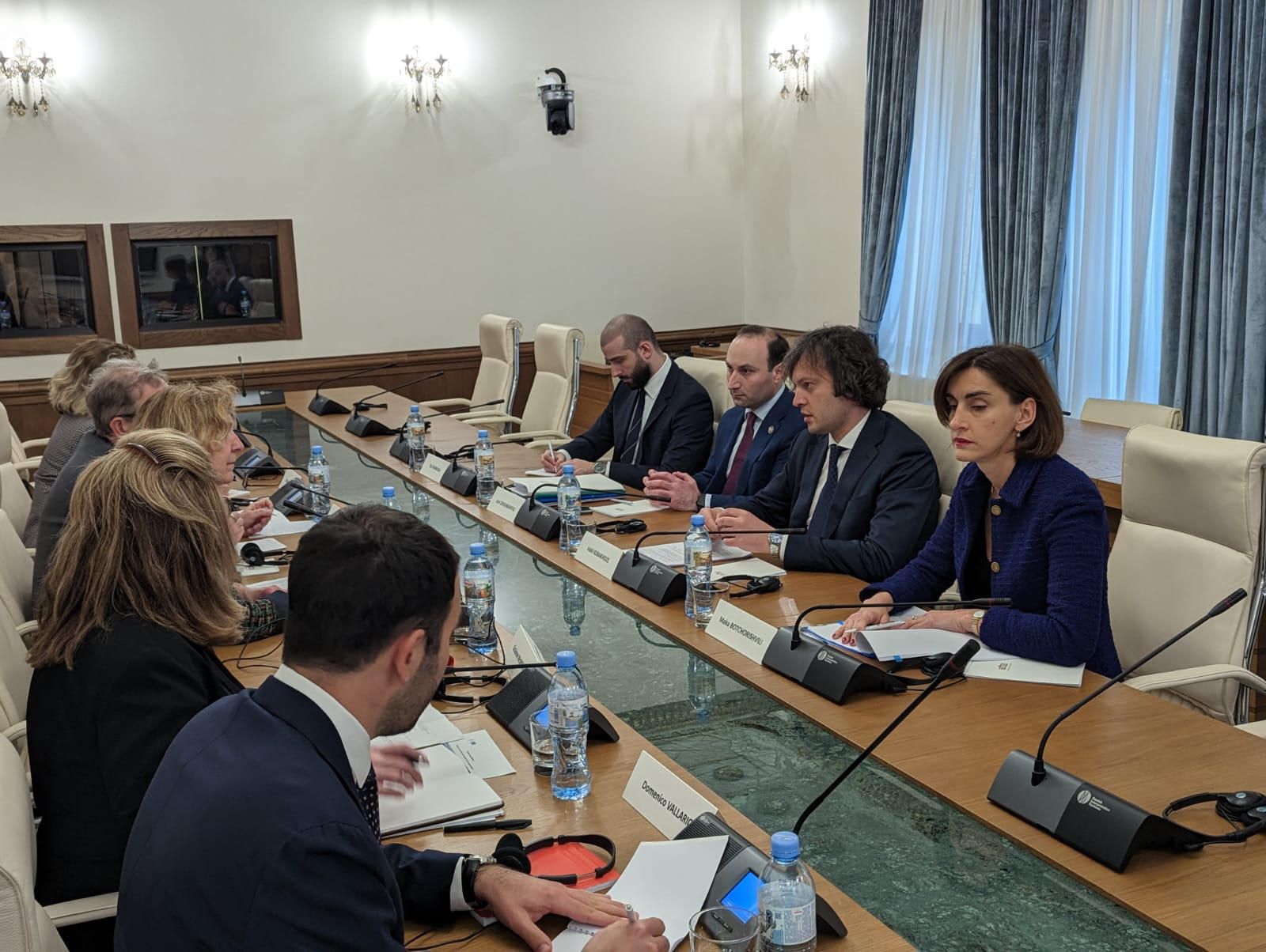 საპარლამენტო უმრავლესობის წევრები  ვენეციის კომისიის წარმომადგენლებს შეხვდნენ