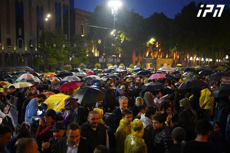 У парламента проходит акция против прямого авиасообщения между Россией и Грузией