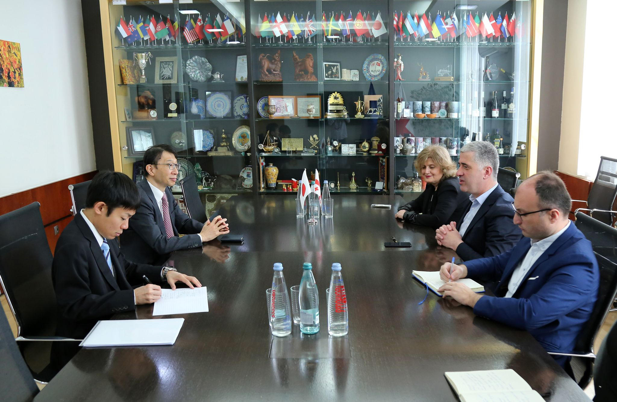 ოთარ შამუგია იაპონიის ელჩს საქართველოში იმამურა აკირას შეხვდა