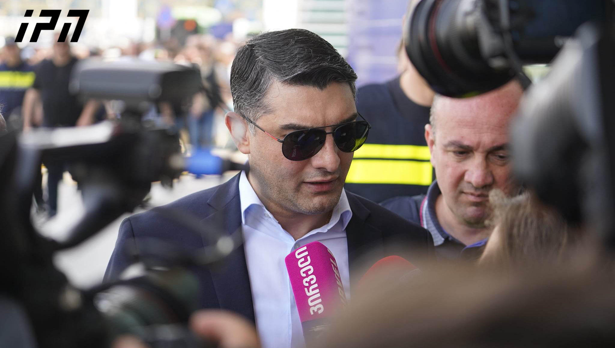 ვაჟა სირაძის ინფორმაციით, აქციის მონაწილეებმა პოლიციელებს ბოთლები ესროლეს და დრონის გამოყენებით საღებავი დაასხეს