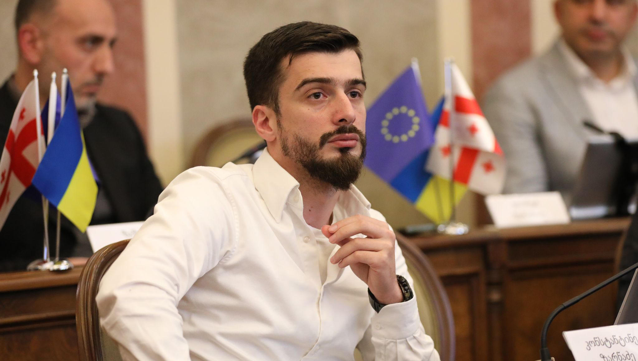 კონსტანტინე ზარნაძე - „ნაცმოძრაობის“ წევრი ჩვენ გვადანაშაულებს წამლისა და იარაღის ჩადებაში, ხალხის დაჭერასა და წამებაში, როდესაც სხდომათა დარბაზში დღესაც უზით ფრაქციის წევრი, რომელსაც აღიარებული აქვს წამებაც, იარაღის ჩადებაც