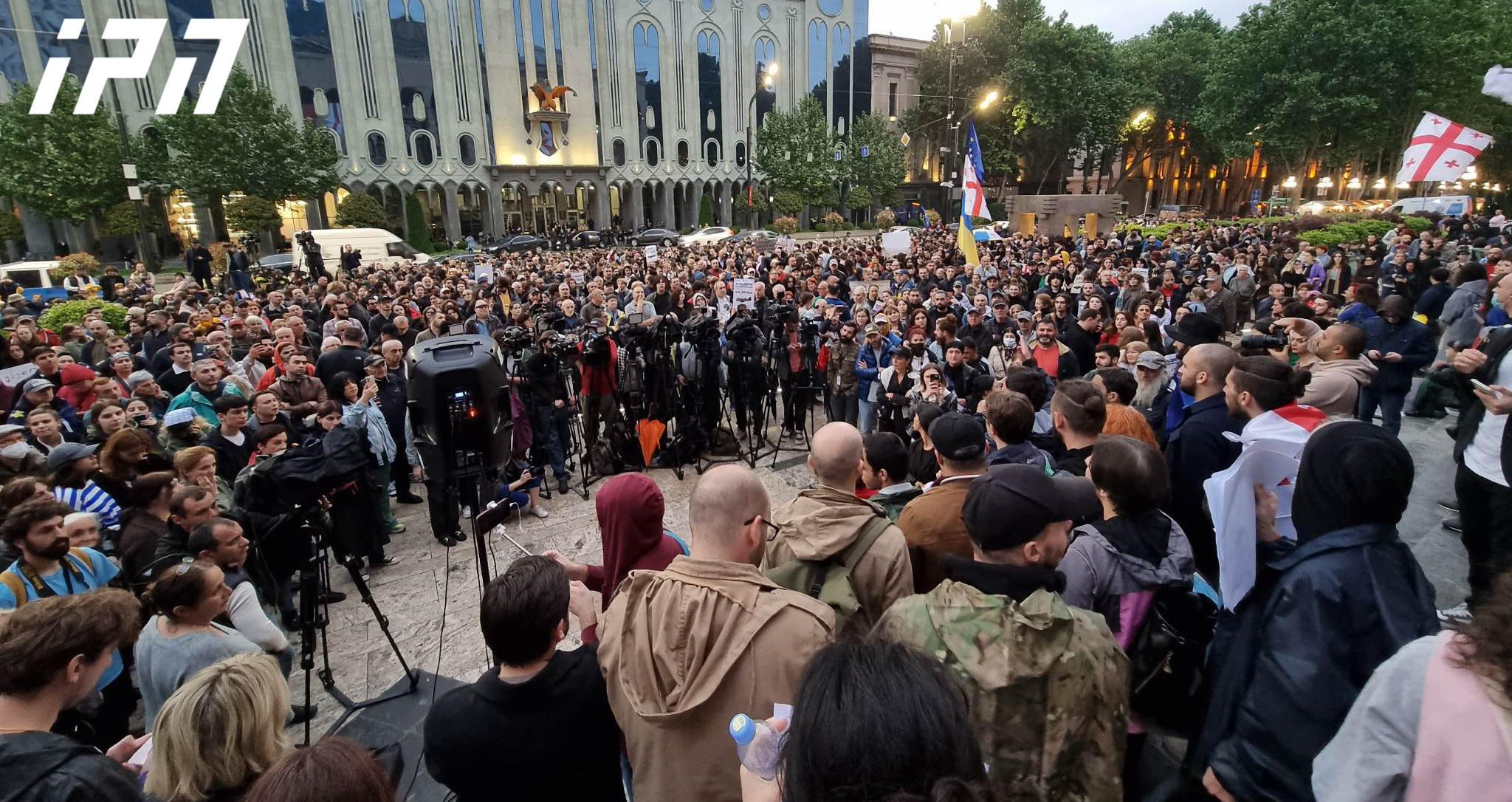 რუსთაველის გამზირზე საქართველო-რუსეთს შორის პირდაპირ ფრენების წინააღმდეგ აქცია მიმდინარეობს