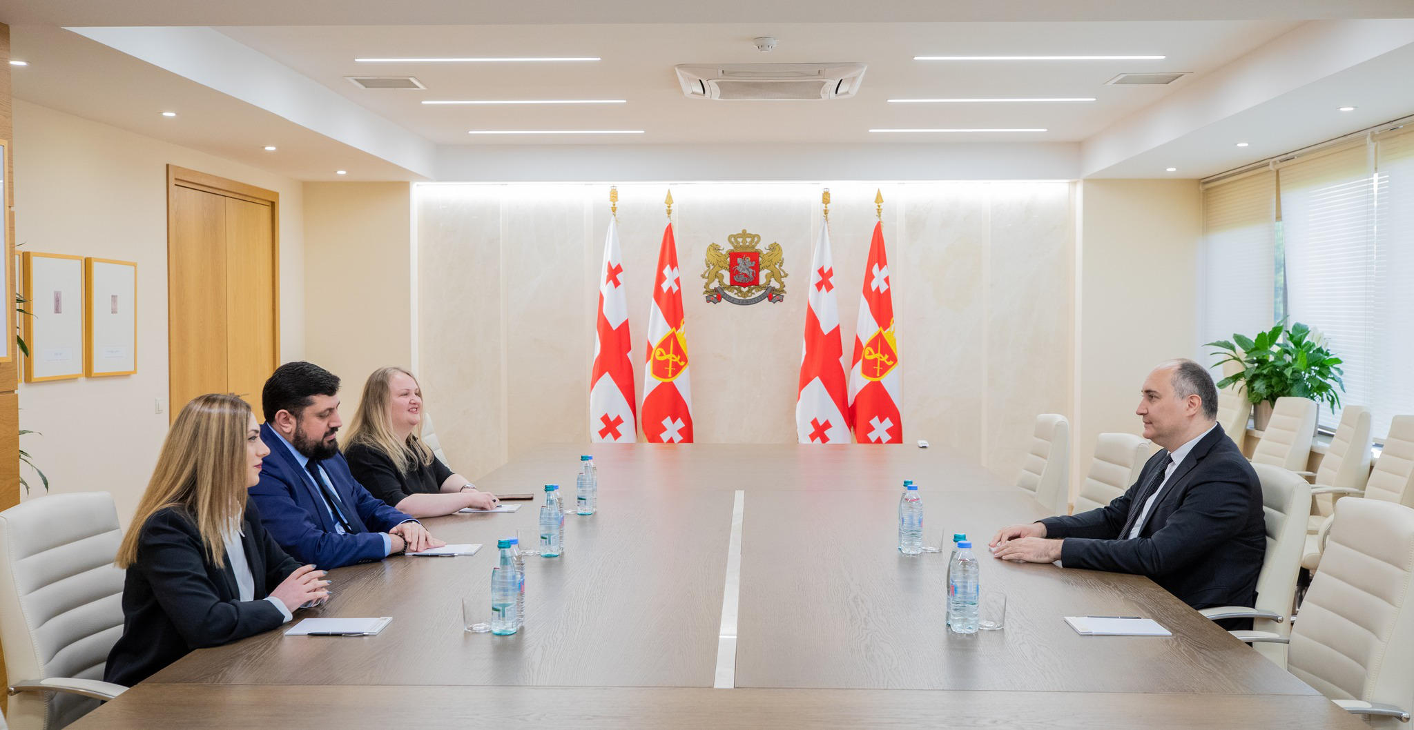 ანტიკორუფციული ბიუროს უფროსი რაჟდენ კუპრაშვილი საქართველოს თავდაცვის მინისტრს ჯუანშერ ბურჭულაძეს შეხვდა