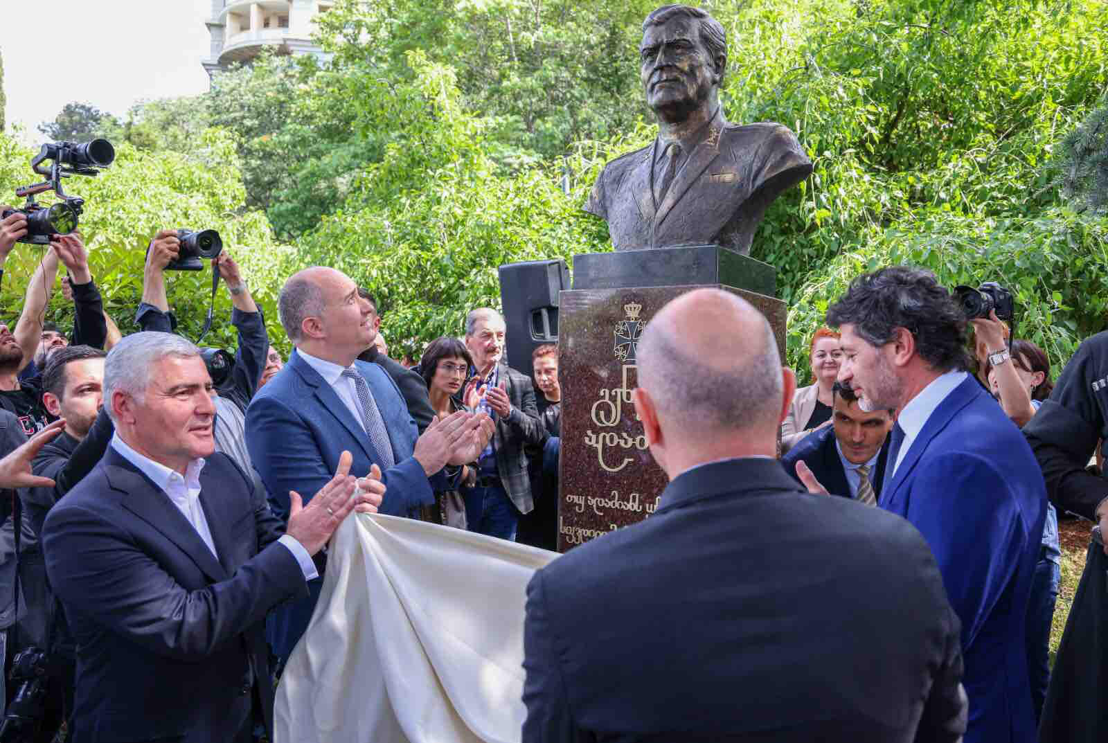 თავდაცვის მინისტრმა საქართველოს ეროვნული გმირის, გენო ადამიას ბიუსტის გახსნაში მიიღო მონაწილეობა