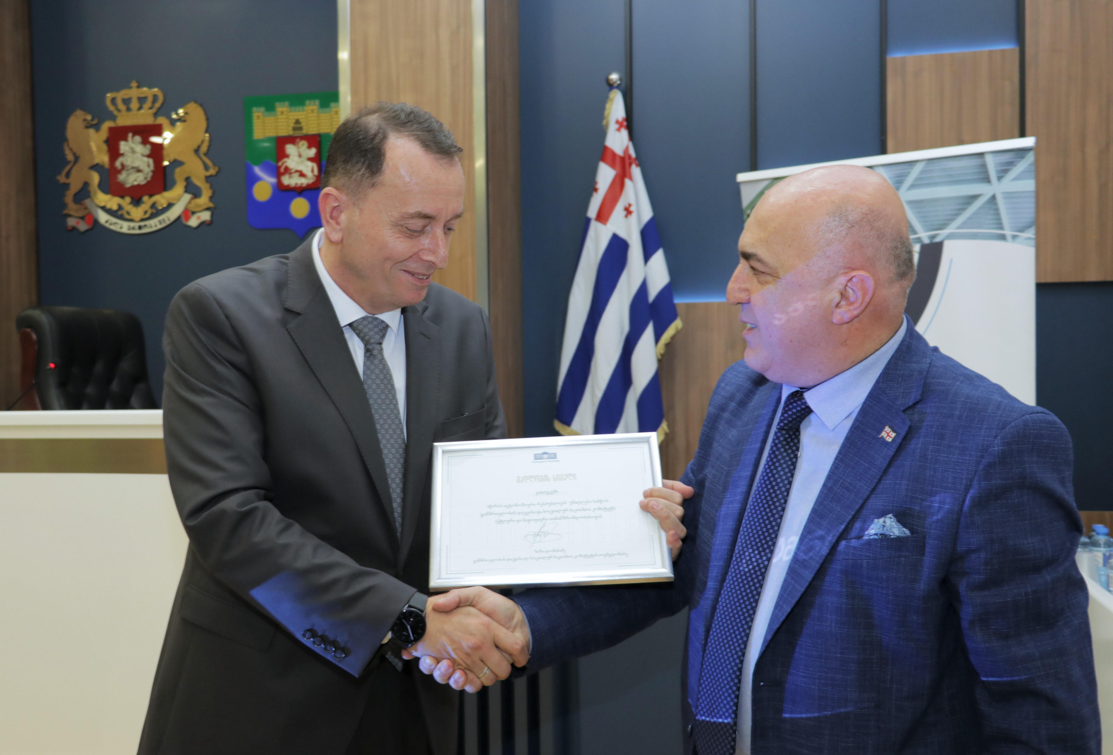 ილია ვერძაძე საქართველოს პარლამენტის „მადლობის სიგელით“ დაჯილდოვდა