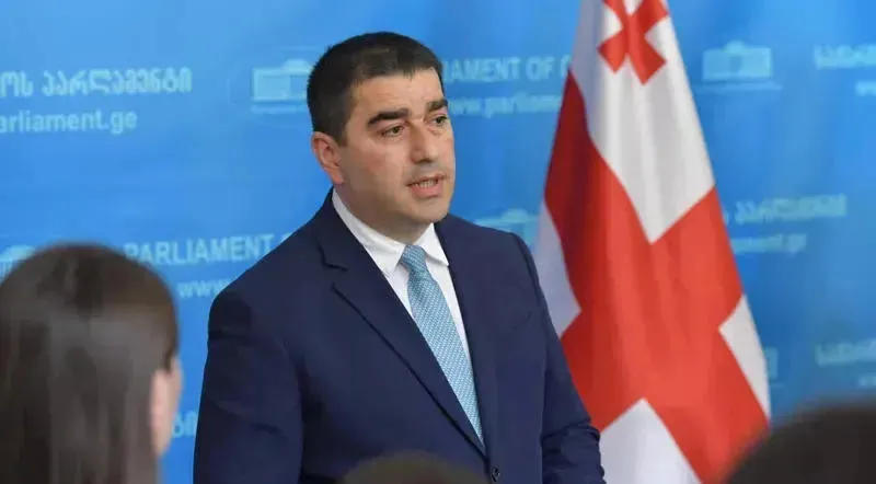 შალვა პაპუაშვილის განცხადებით, „დეოლიგარქიზაციის შესახებ“ კანონპროექტთან დაკავშირებით ვენეციის კომისიისა და ევროკომისიის პოზიციებს შორის წინააღმდეგობაა