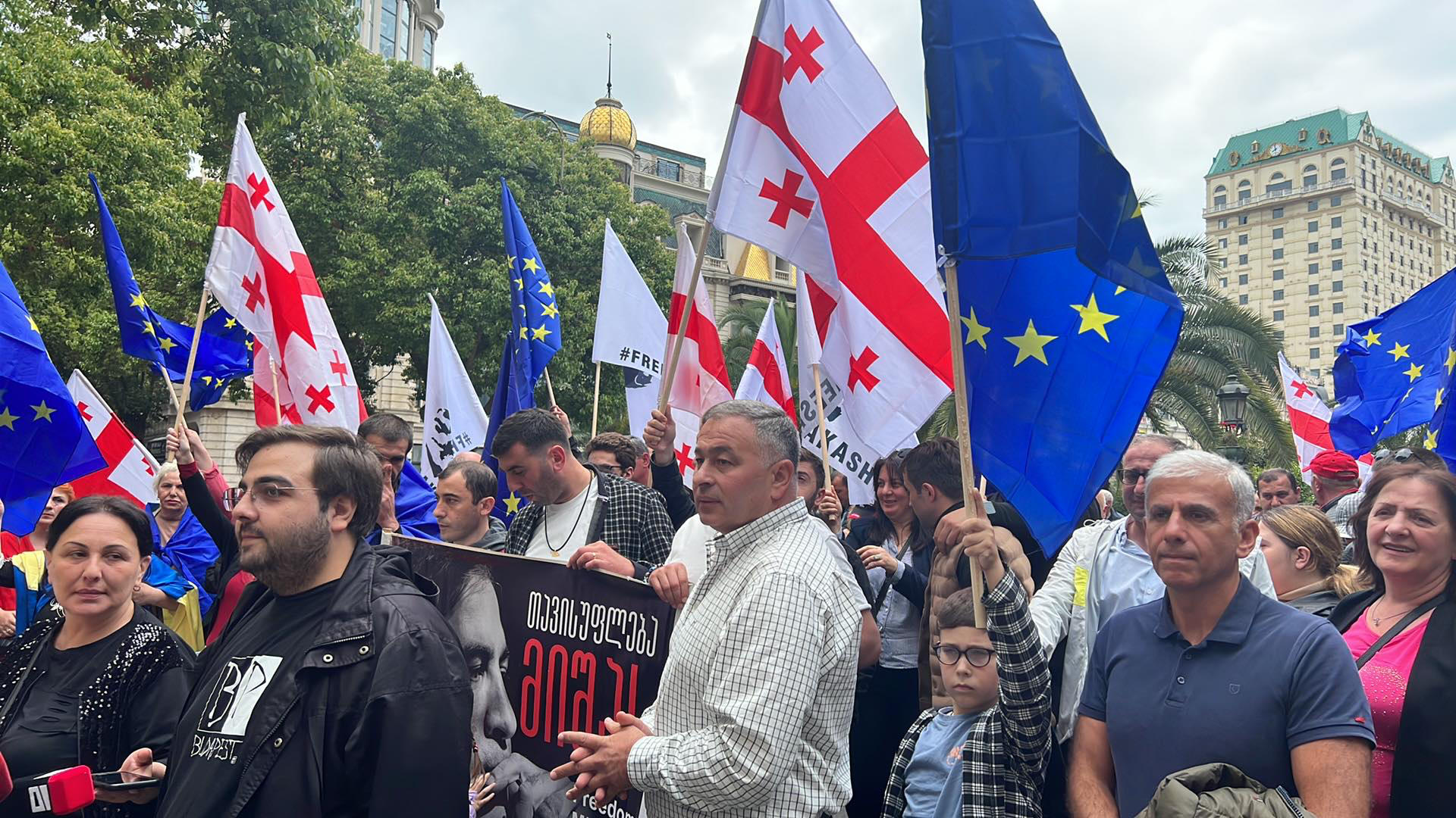 „ნაციონალური მოძრაობის“ წევრებმა აჭარის მთავრობის სახლთან საქართველოს და ევროკავშირის დროშები, ასევე, მიხეილ სააკაშვილის ფოტოები გამოფინეს