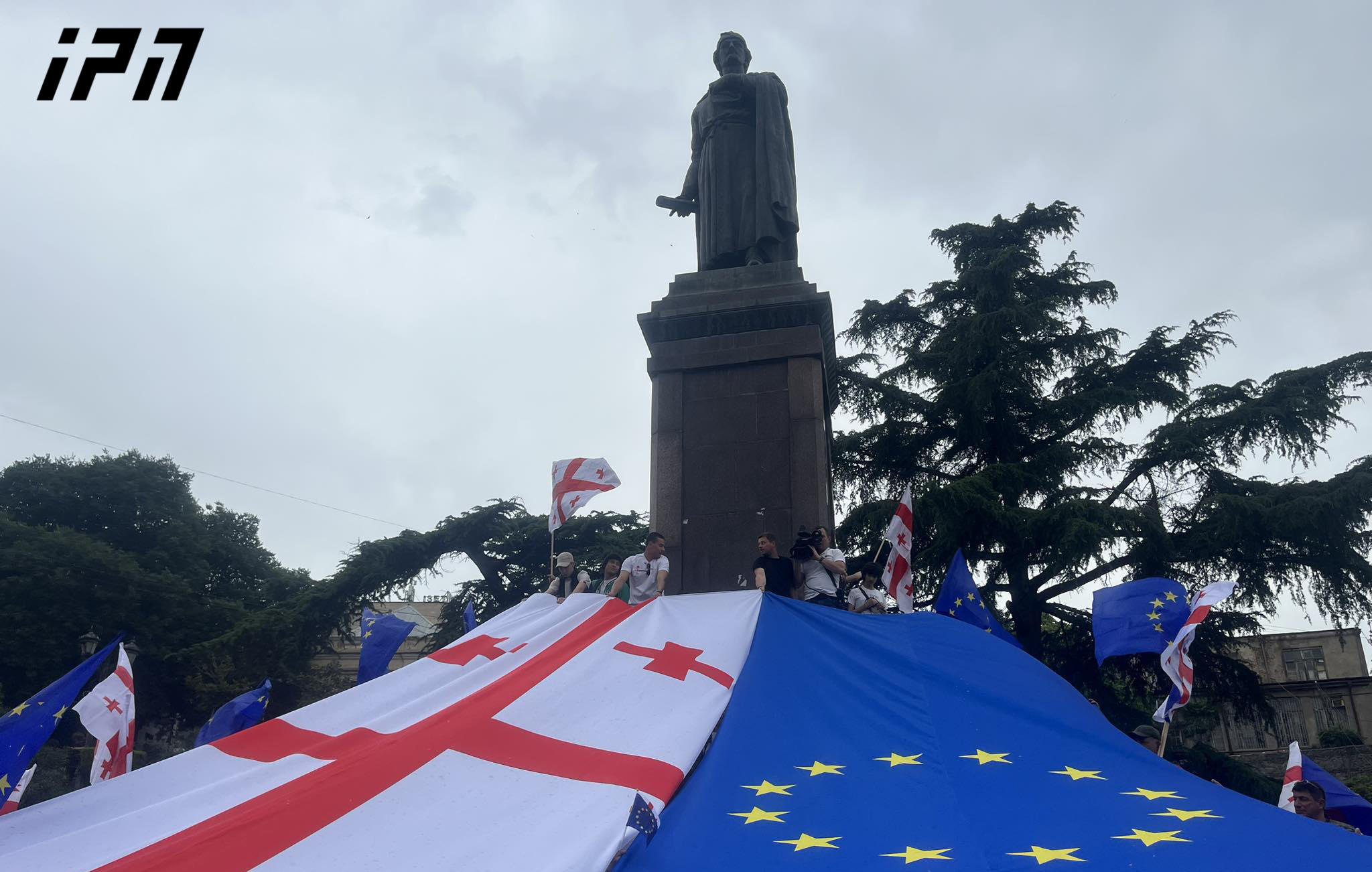 „ლელოს“ მიერ ორგანიზებული აქციის მონაწილეებმა საქართველოსა და ევროკავშირის დროშები რუსთაველის ძეგლთან გაშალეს