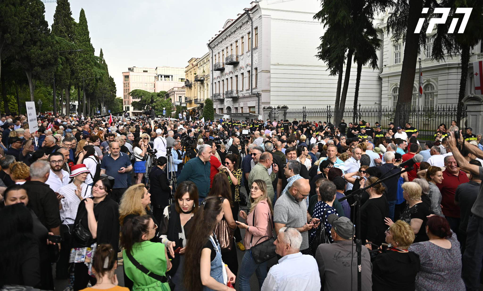 პრეზიდენტის რეზიდენციასთან ნიკა გვარამიას შეწყალების მოთხოვნით აქცია მიმდინარეობს