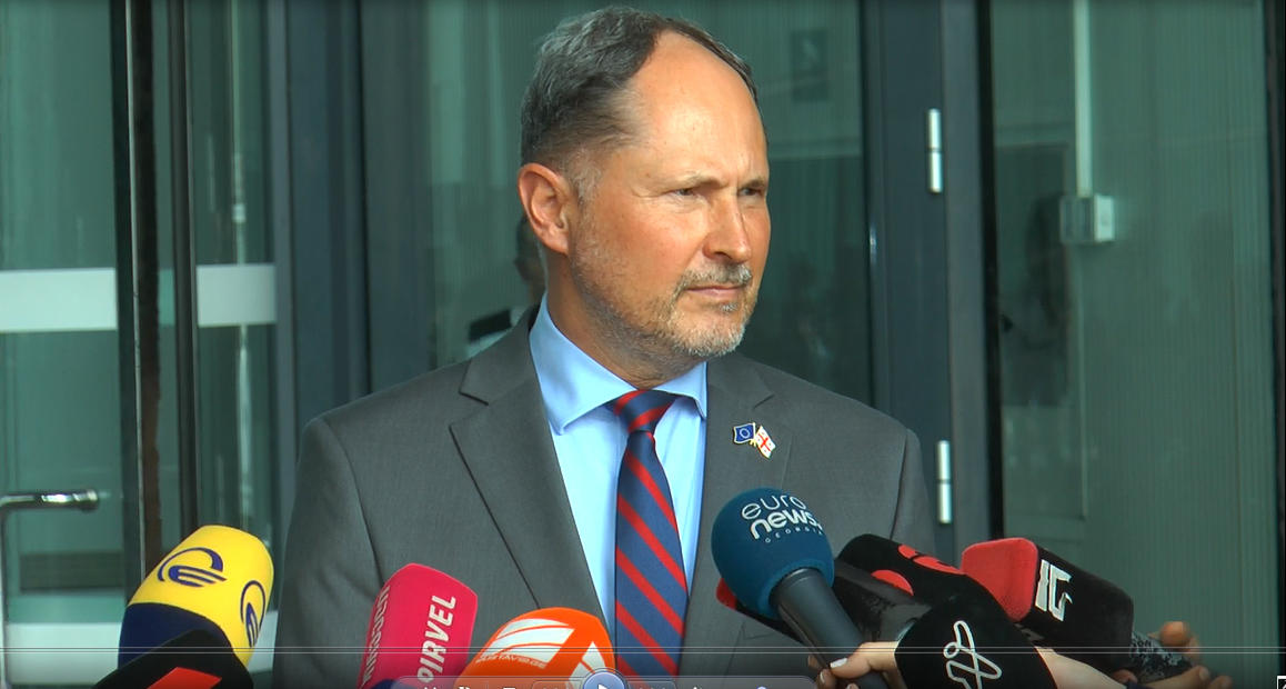 ევროკავშირის ელჩი - რუსეთის ცალმხრივი გადაწყვეტილება იყო, აღედგინა ფრენები, მაგრამ მოითხოვდა შეთანხმებას მთავრობასთან - დამავალეს 27 სახელმწიფოსთან შეთანხმებული გზავნილი გადმომეცა, რომ ვწუხვართ საქართველოს მთავრობის გადაწყვეტილებით