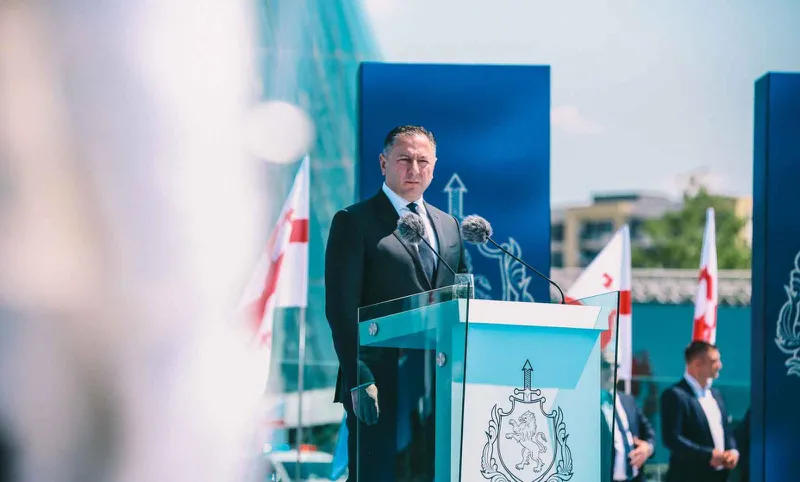 Вахтанг Гомелаури, обращаясь к полицейским – Хочу еще раз публично и заслуженно сказать вам спасибо за бессонные ночи, самоотверженное служение родине, неустанную борьбу с преступностью