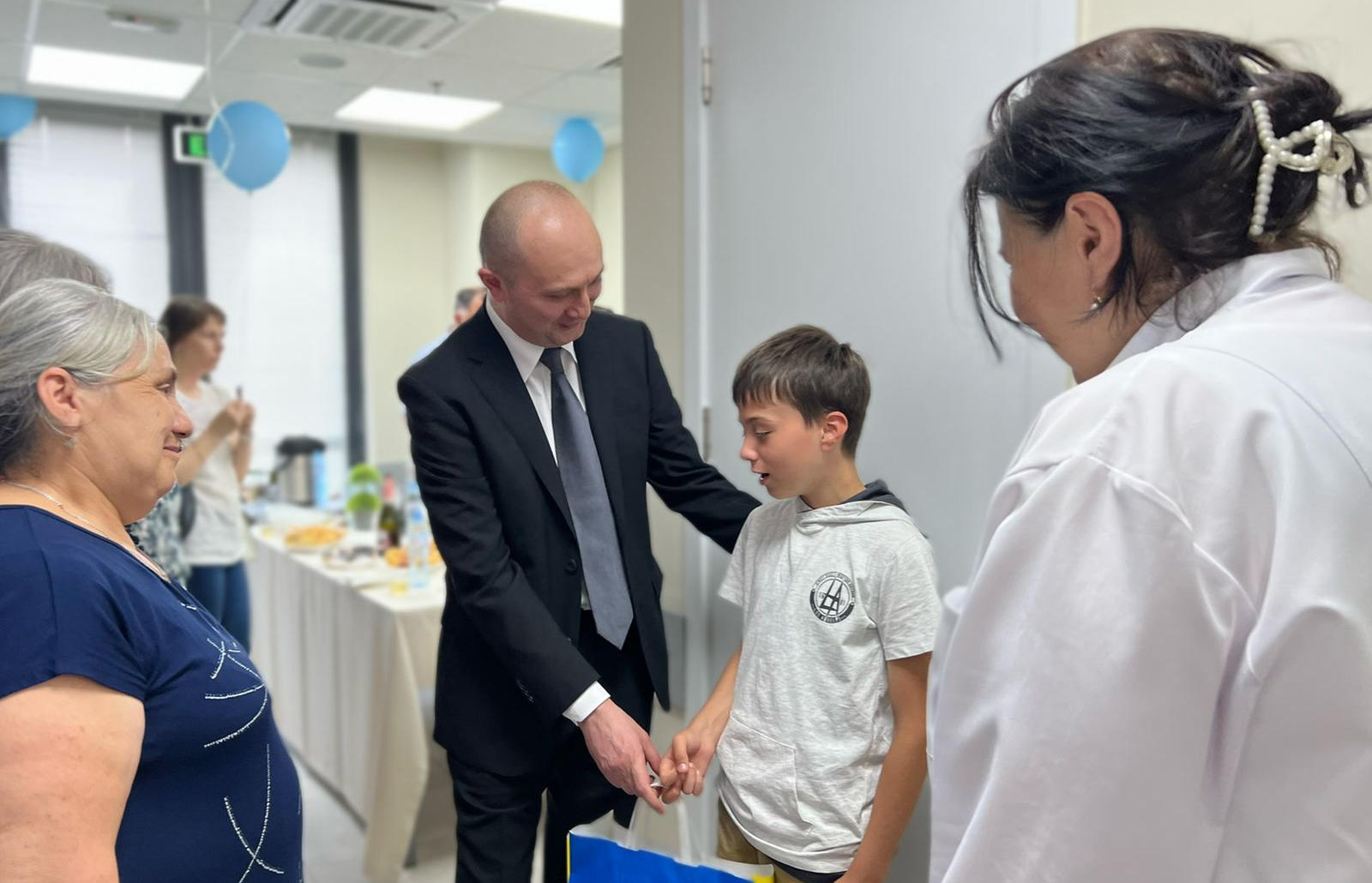 ლევან ჩაკვეტაძემ აფხაზეთიდან დევნილ ბავშვებს 1-ელი  ივნისი მიულოცა