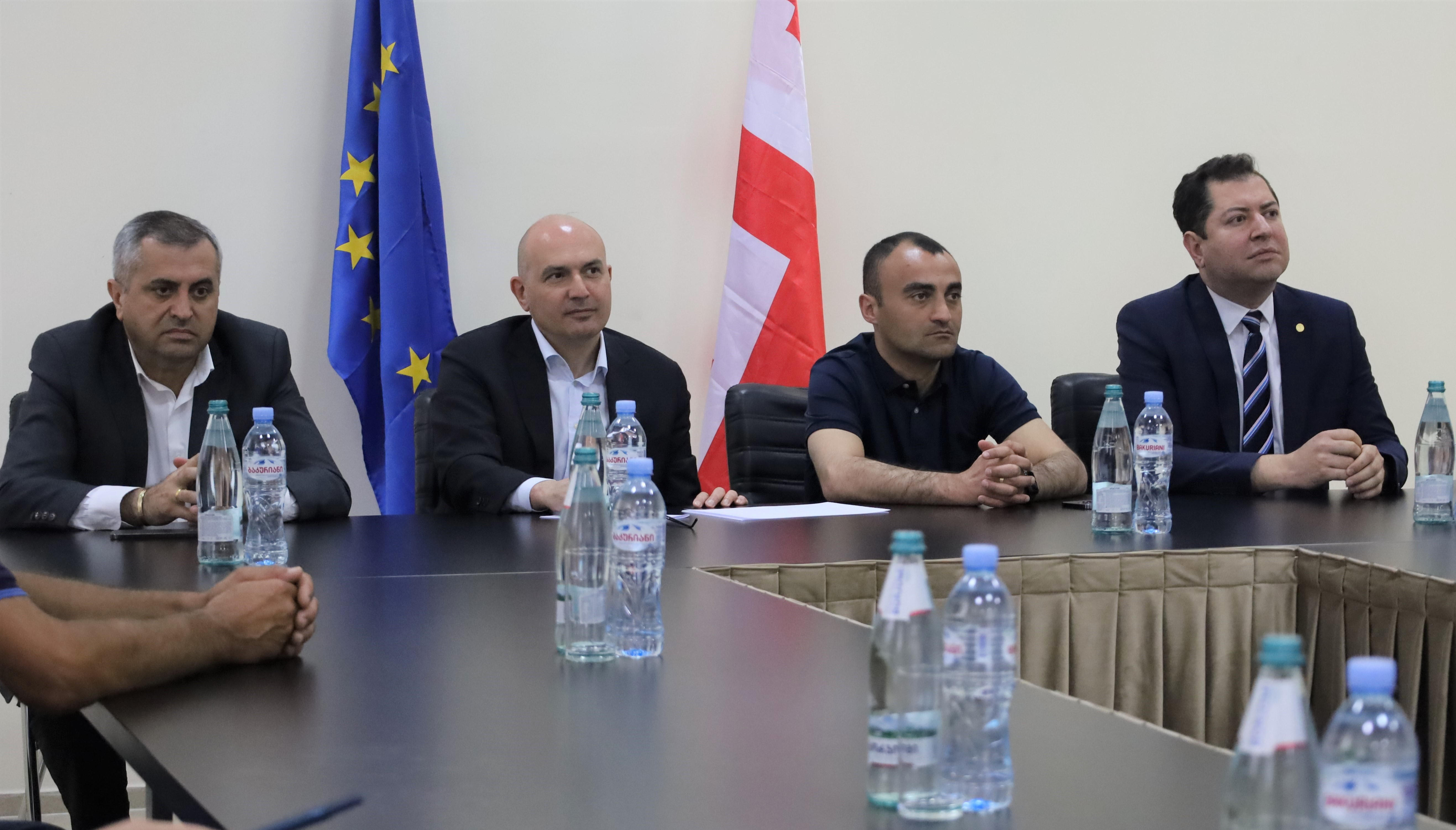 რუსლან აბაშიძე გარდაბნის მუნიციპალიტეტში მცხოვრებ აფხაზეთიდან დევნილებს შეხვდა