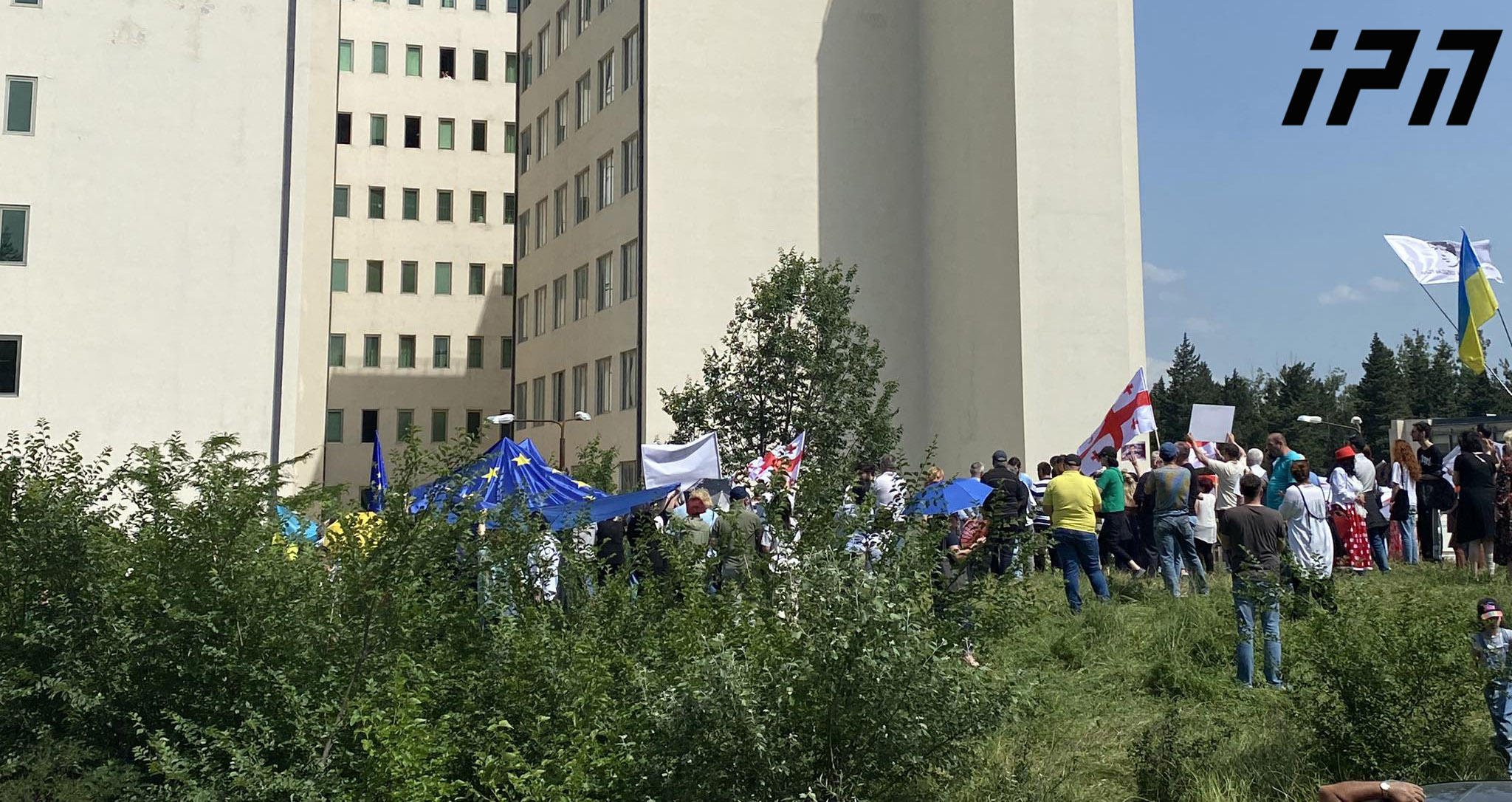„ნაციონალური მოძრაობის“ წევრებმა და მხარდამჭერებმა მიხეილ სააკაშვილის გათავისუფლების მოთხოვნით „ვივამედთან“ აქცია გამართეს