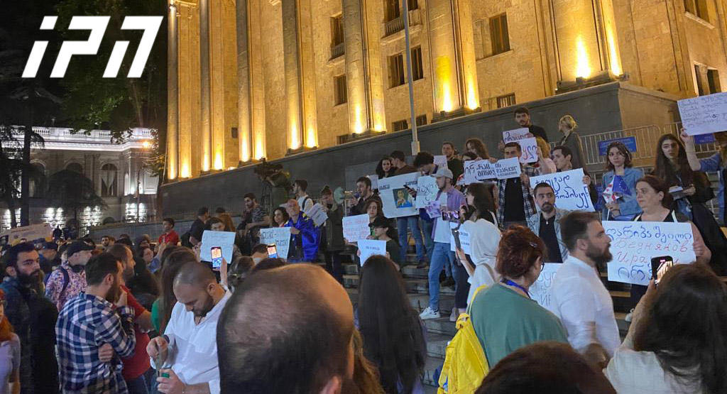 საპროტესტო აქციის მონაწილეები მსვლელობით პარლამენტის უკანა შესასვლელისკენ მიემართებიან