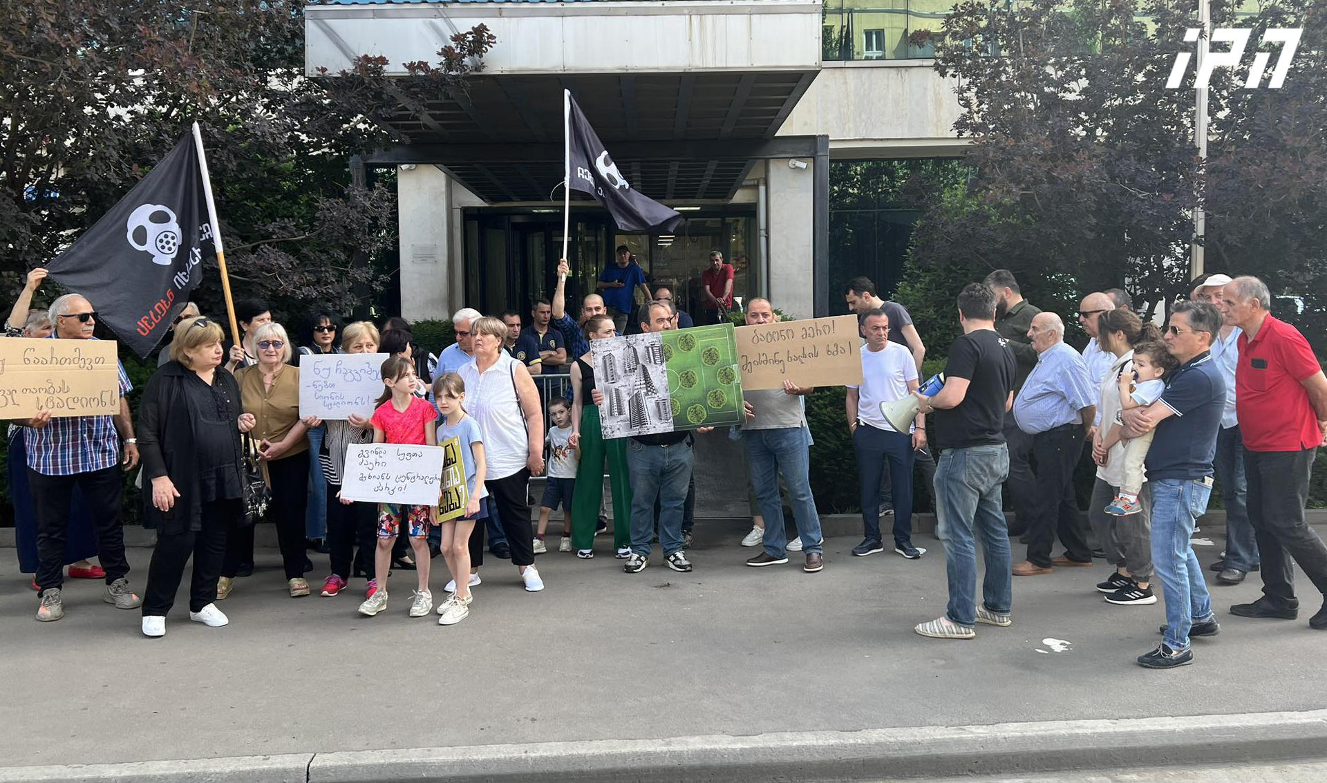 თბილისის მერიასთან გობრონიძის ქუჩაზე მდებარე სტადიონზე დაგეგმილი კორპუსების მშენებლობა გააპროტესტეს