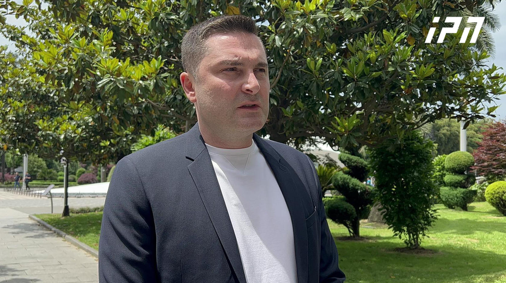 „რეტროს“ მფლობელის ადვოკატი - თეიმურაზ ვარშანიძემ ერთ-ერთი ოფიციანტის დარბაზიდან გაძევება სცადა, რა დროსაც წააქციეს და ურტყეს, აქვს დაზიანებები - ვითხოვთ, ძალადობაში მონაწილე ყველა პირის დასჯას