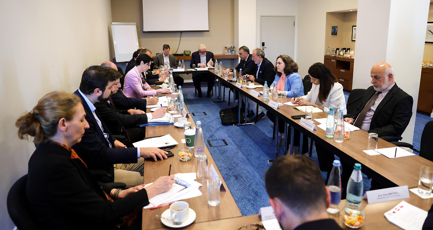 ვიქტორ ყიფიანმა საქართველოში ვიზიტად მყოფ სლოვაკეთის, ჩეხეთისა და ავსტრიის პარლამენტების თავმჯდომარეებთან გამართულ შეხვედრაში მიიღო მონაწილეობა