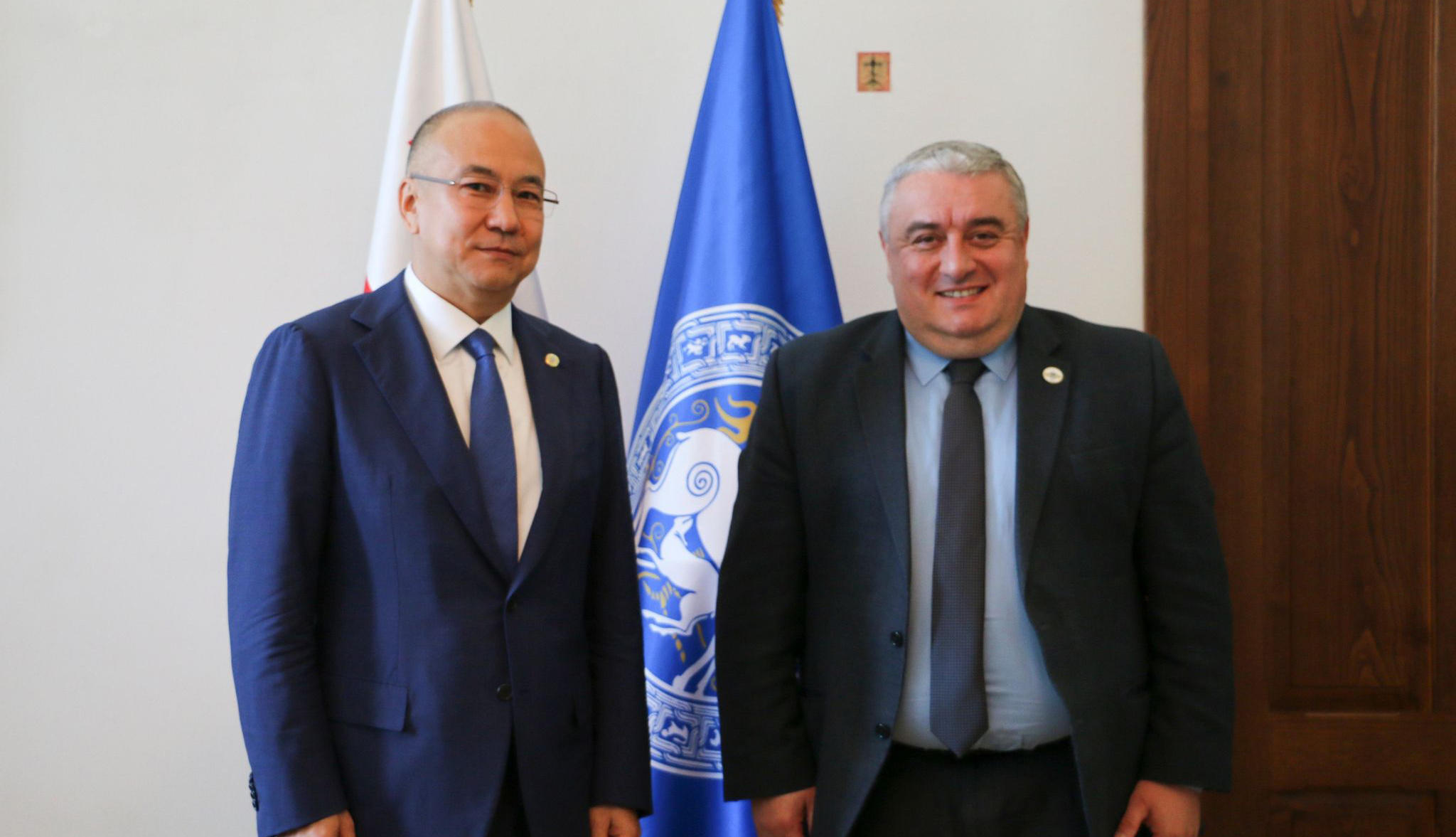 ჯაბა სამუშია ყაზახეთის რესპუბლიკის საგანგებო და სრულუფლებიან ელჩს შეხვდა