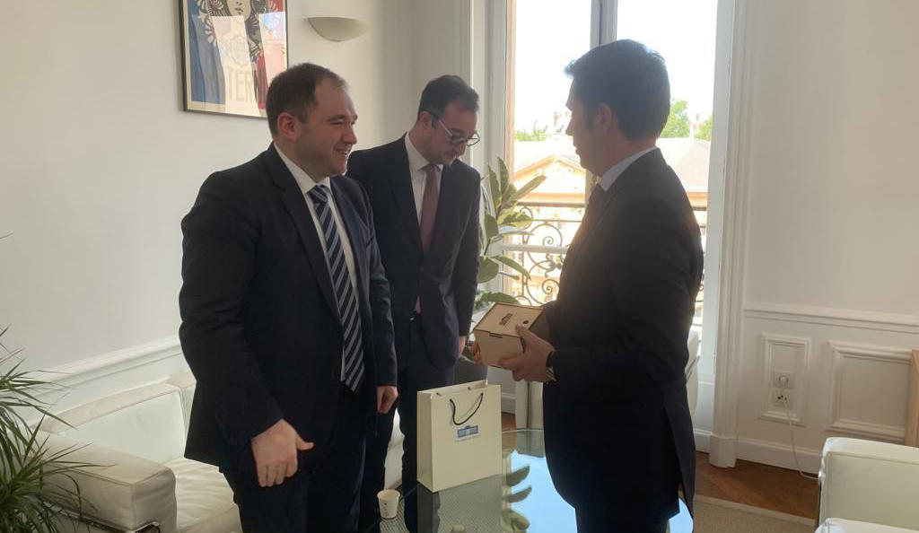 ნიკოლოზ სამხარაძე საფრანგეთის რესპუბლიკის ეროვნული ასამბლეის ევროპულ საქმეთა კომიტეტის თავმჯდომარეს, პიეირ ალექსანდრ ანგლადს შეხვდა