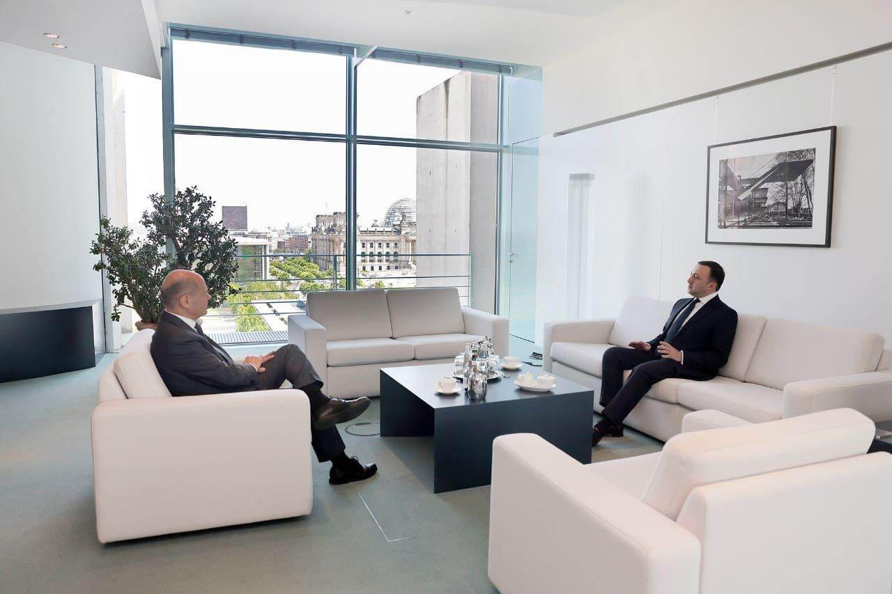 გერმანიის კანცლერის ოფისი ოლაფ შოლცისა და ირაკლი ღარიბაშვილის შეხვედრის შესახებ ინფორმაციას ავრცელებს