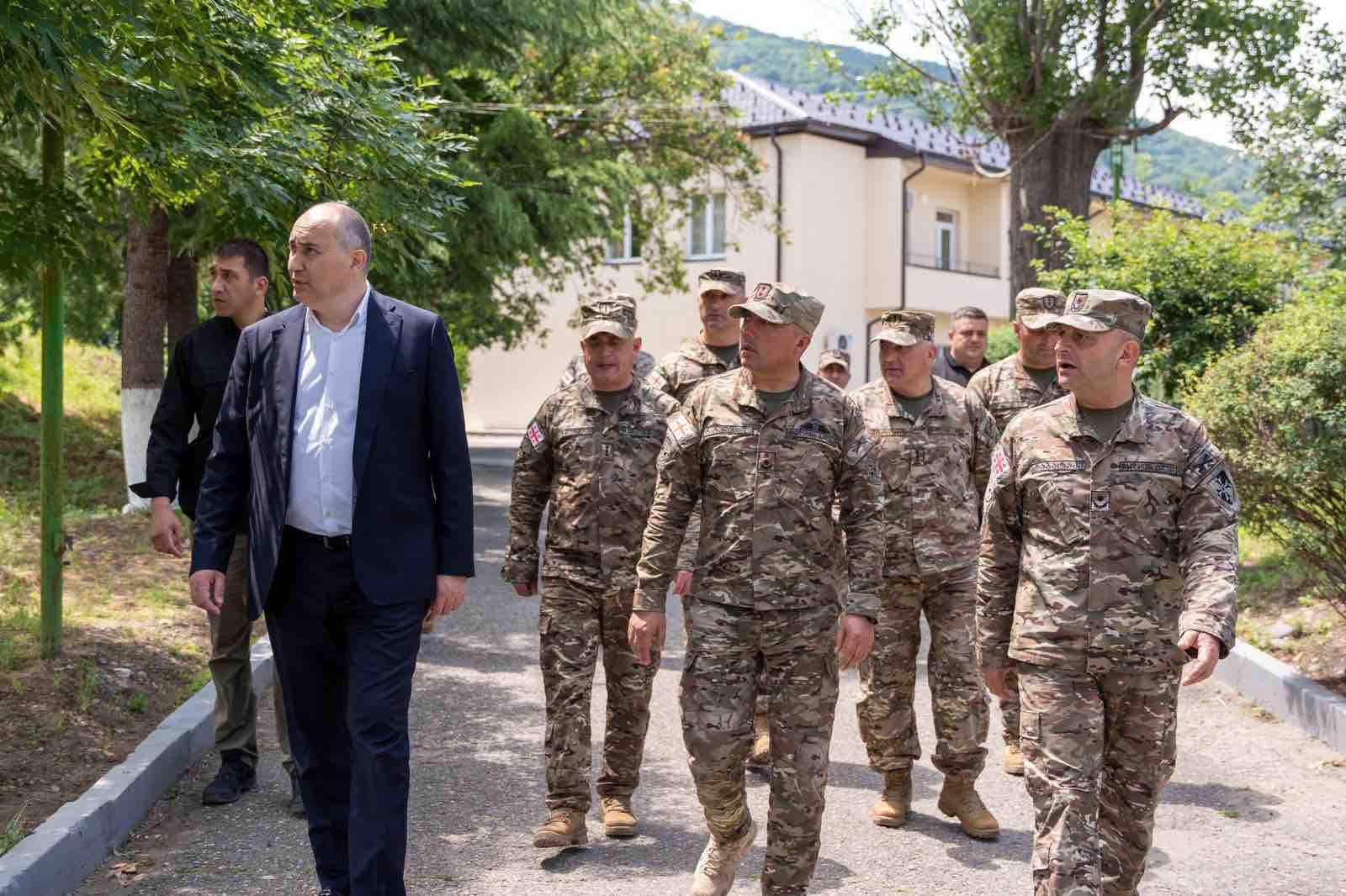 თავდაცვის მინისტრმა საგურამოში სამხედრო ბაზაზე ინფრასტრუქტურული სამუშაოები მოინახულა
