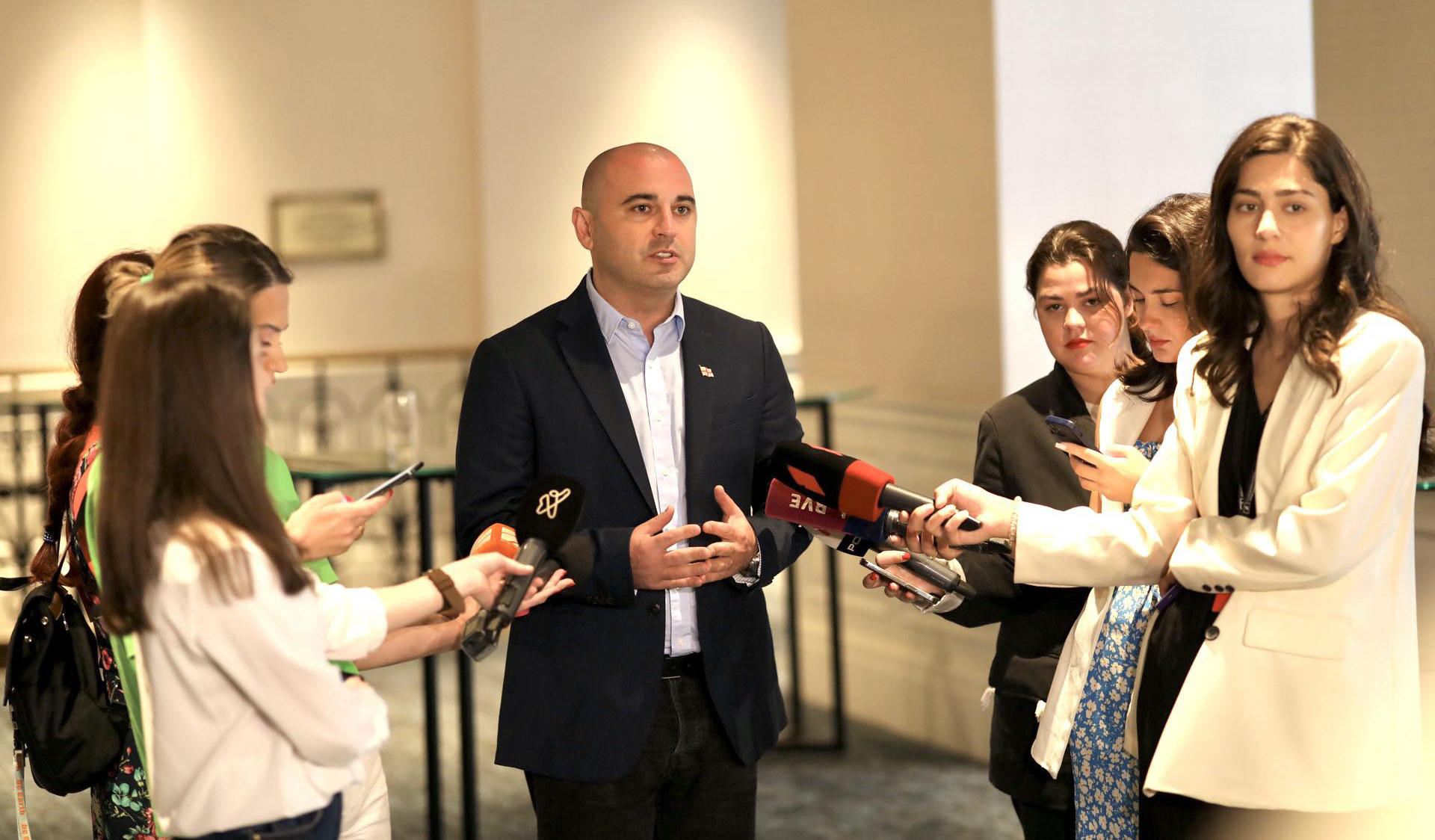 ლევან ხაბეიშვილი - მე ვაკეთებ პრეზენტაციას და ნიკა მელია რა შუაშია, რატომ უნდა იყოს მოწვეული? - მელია არც დიპლომატიური კორპუსის წევრია და არც არასამთავრობო ორგანიზაციის, პარტიას 500 000 წევრი ჰყავს და სხვაზე რატომ არ მეკითხებით?