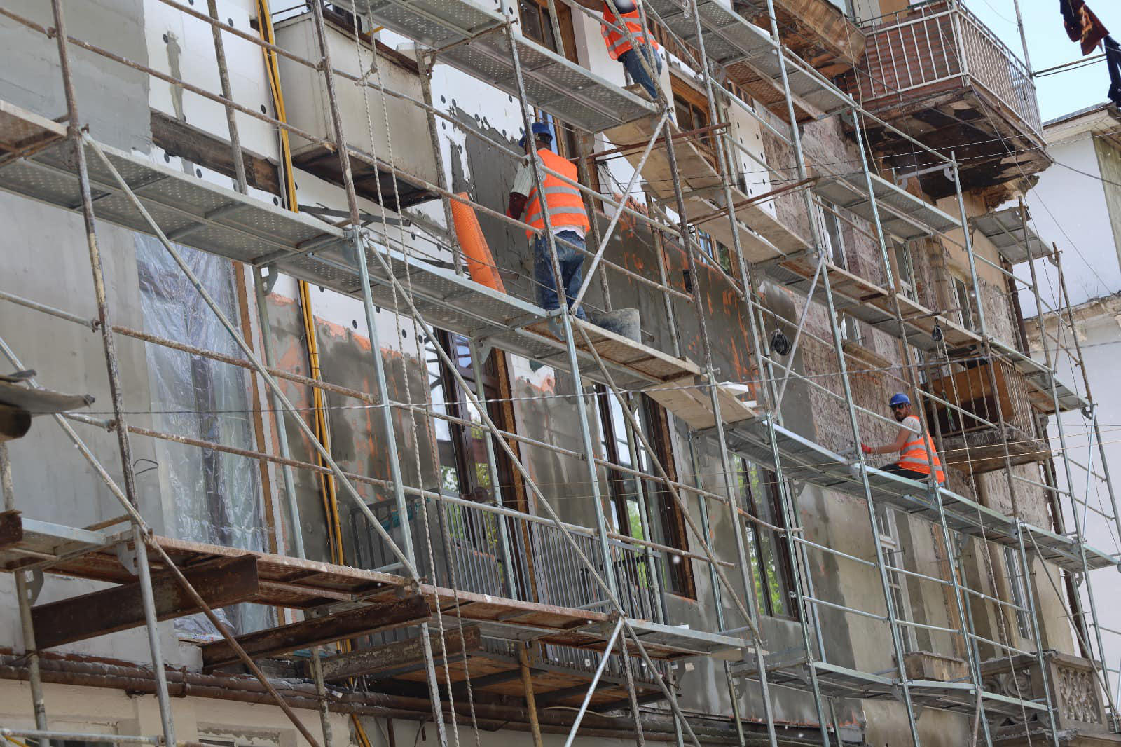 ბორჯომის მერია - რუსთაველის ქუჩაზე, სადაც სამი მრავალბინიანი საცხოვრებელი კორპუსის სახურავებისა და ფასადების მოწყობა მიმდინარეობს, სამუშაოები აქტიურ ფაზაშია