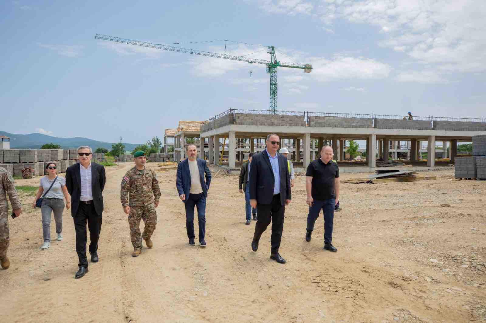 დეპუტატები მუხროვანში მიმდინარე ინფრასტრუქტურულ სამუშაოებს გაეცნენ