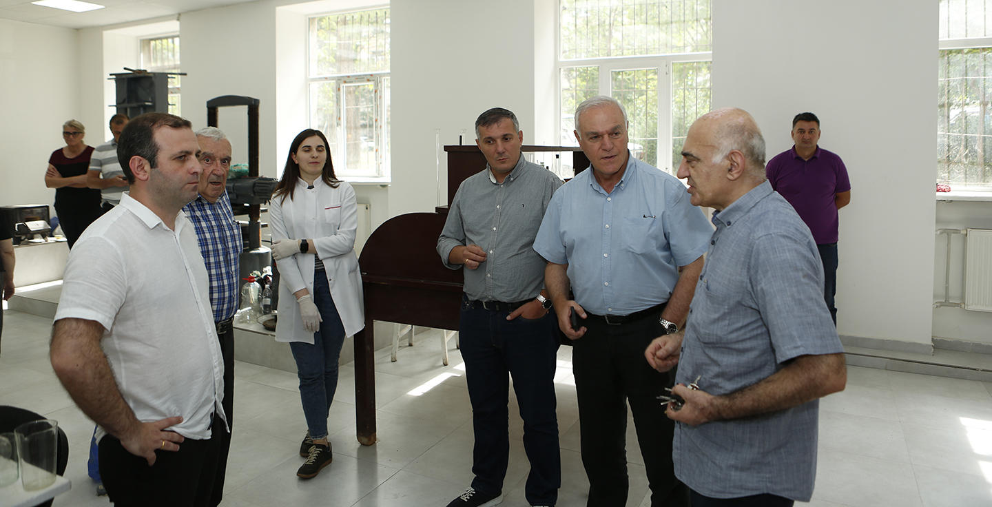 „არემჯიმ“ საქართველოს ტექნიკურ უნივერსიტეტის სამთო-გეოლოგიურ ფაკულტეტს საველე და ლაბორატორიული ინვენტარი გადასცა