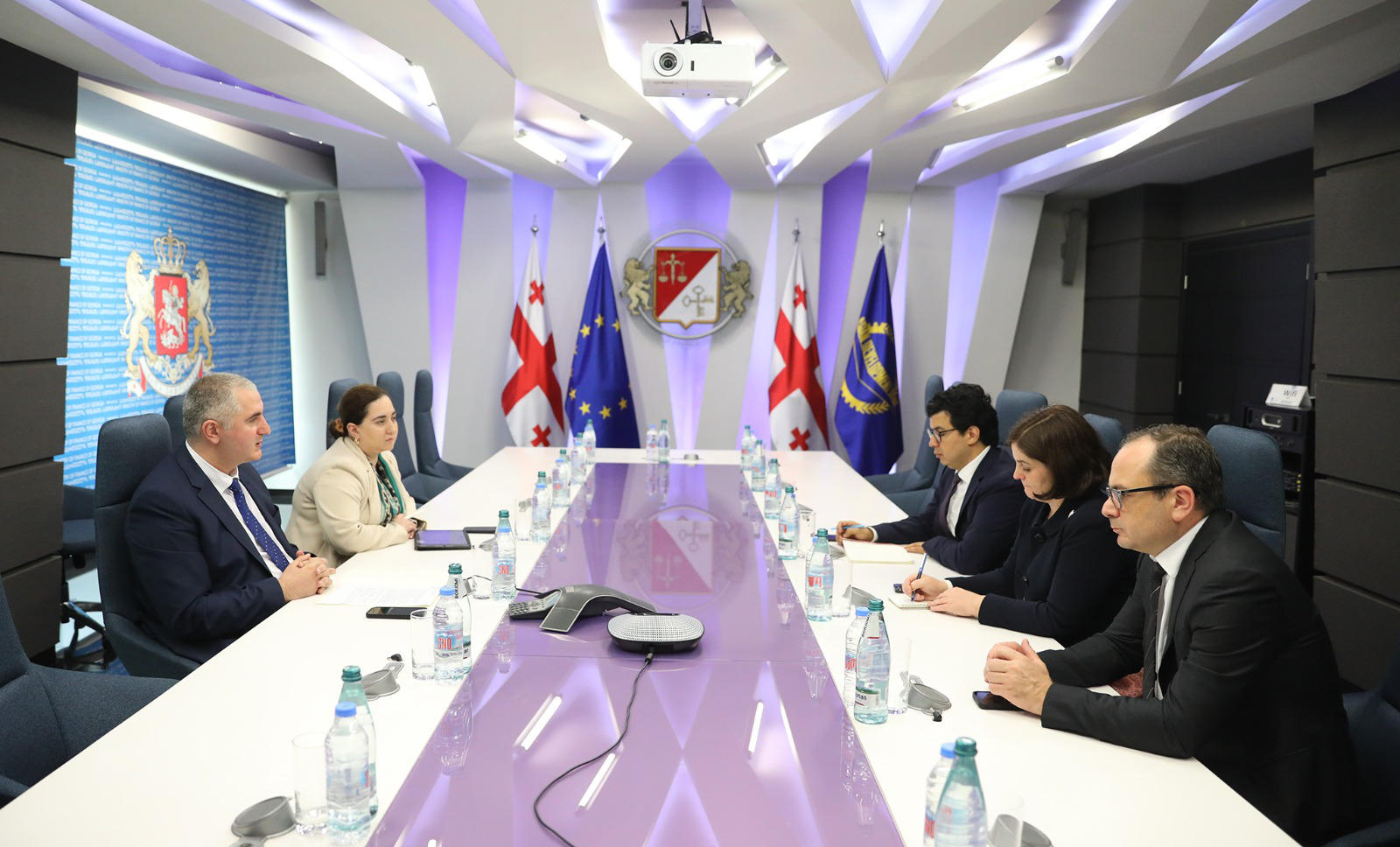 ფინანსთა მინისტრი ლაშა ხუციშვილი აზიის განვითარების ბანკის აღმასრულებელ დირექტორს შეხვდა