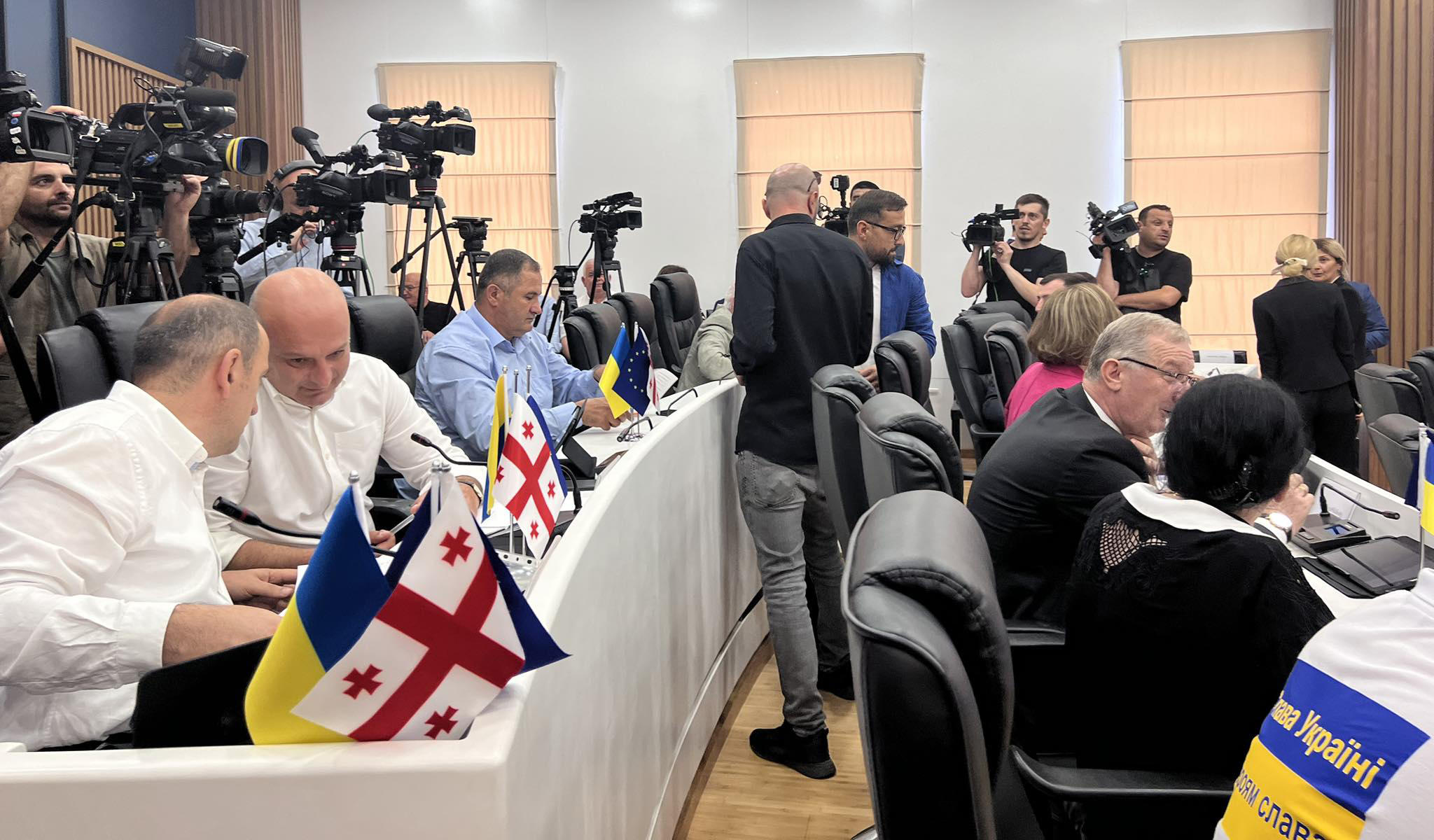 აჭარის უმაღლესი საბჭოს სხდომაზე, სადაც თორნიკე რიჟვაძემ საქმიანობის ანგარიში უნდა წარადგინოს, „ნაციონალური მოძრაობის“ წევრებმა ევროკავშირის, საქართველოსა და უკრაინის დროშები მიიტანეს