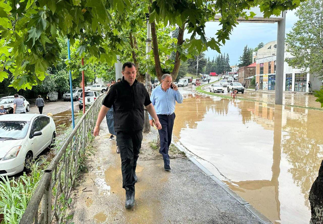 კახეთის სახელმწიფო რწმუნებული ადგილობრივი ხელისუფლების წარმომადგენლებთან ერთად გურჯაანში, სტიქიის ზონაში იმყოფება