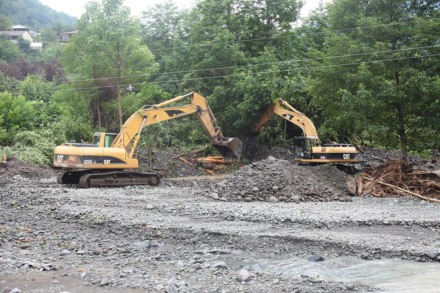 ქუთაისი-წყალტუბო-ცაგერი-ლენტეხი-ლასდილის  გზაზე სოფელ ბაბილთან განვითარებული ღვარცოფული პროცესების გამო მოძრაობა აკრძალულია