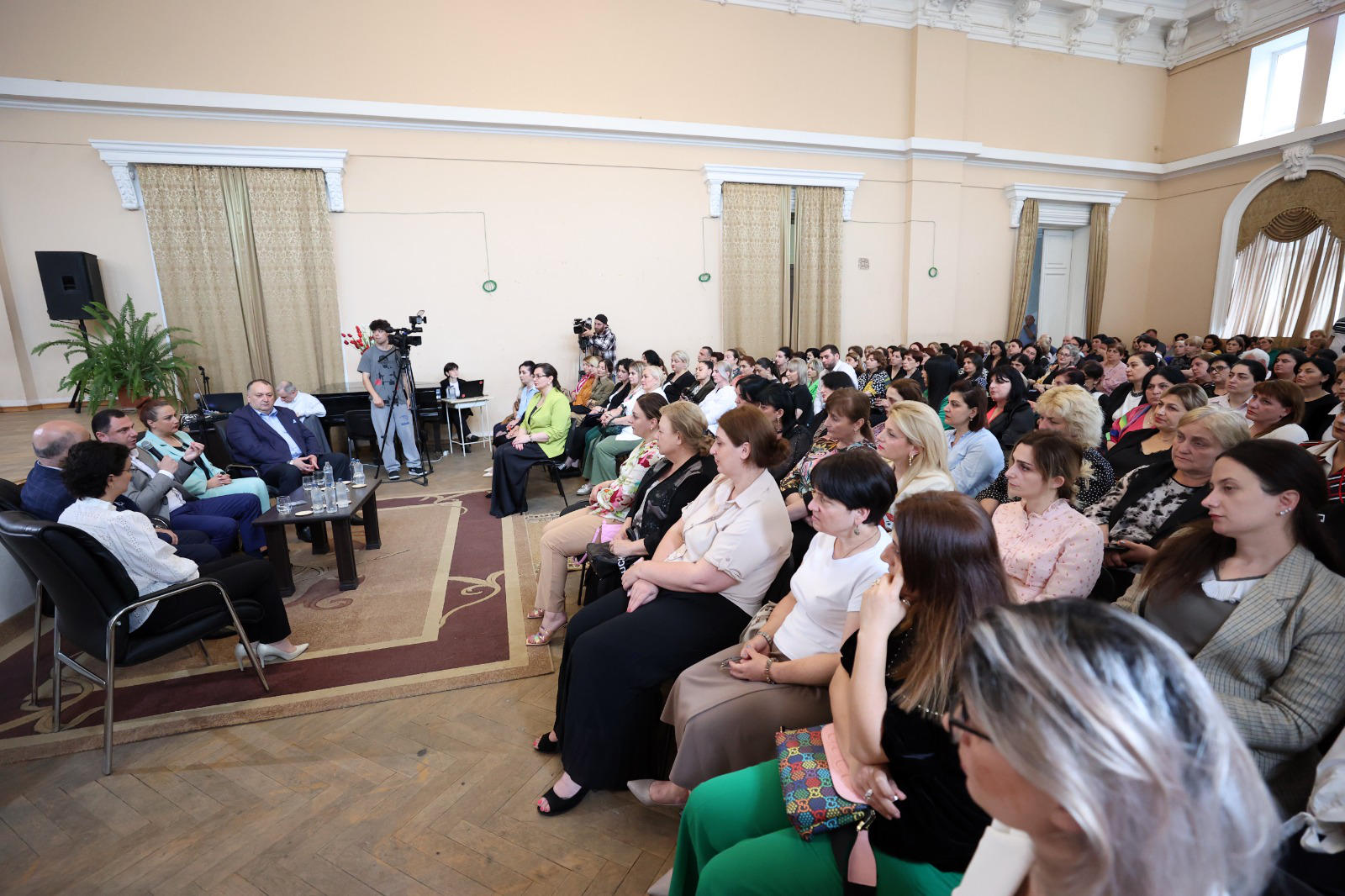 გიორგი ამილახვარი იმერეთის რეგიონის სხვადასხვა სკოლის 200-მდე მასწავლებელს შეხვდა