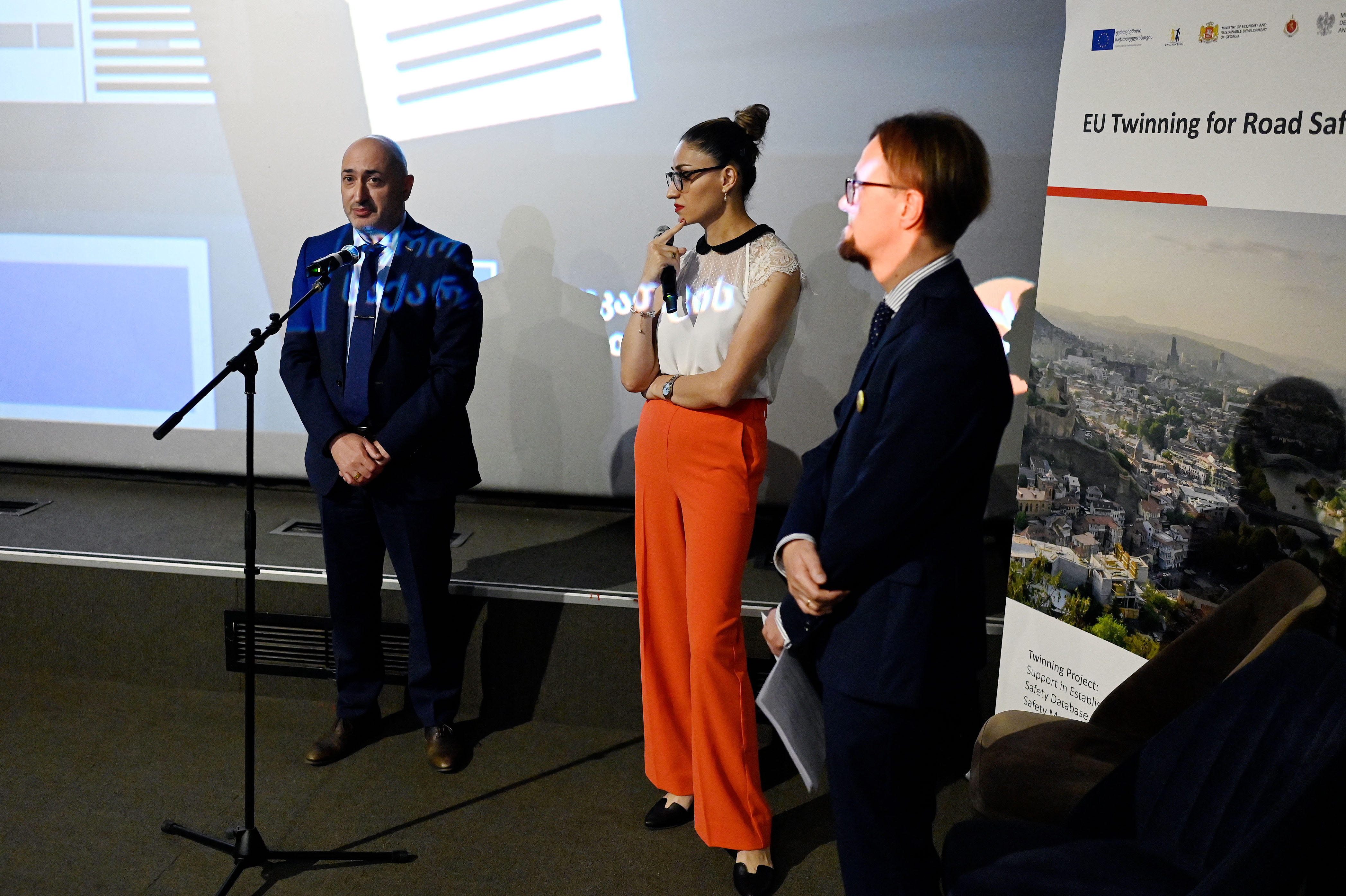გურამ გურამიშვილმა საგზაო უსაფრთხოების თემაზე მიკრო ფილმების კონკურსში გამარჯვებული ნამუშევრის ავტორი დააჯილდოვა