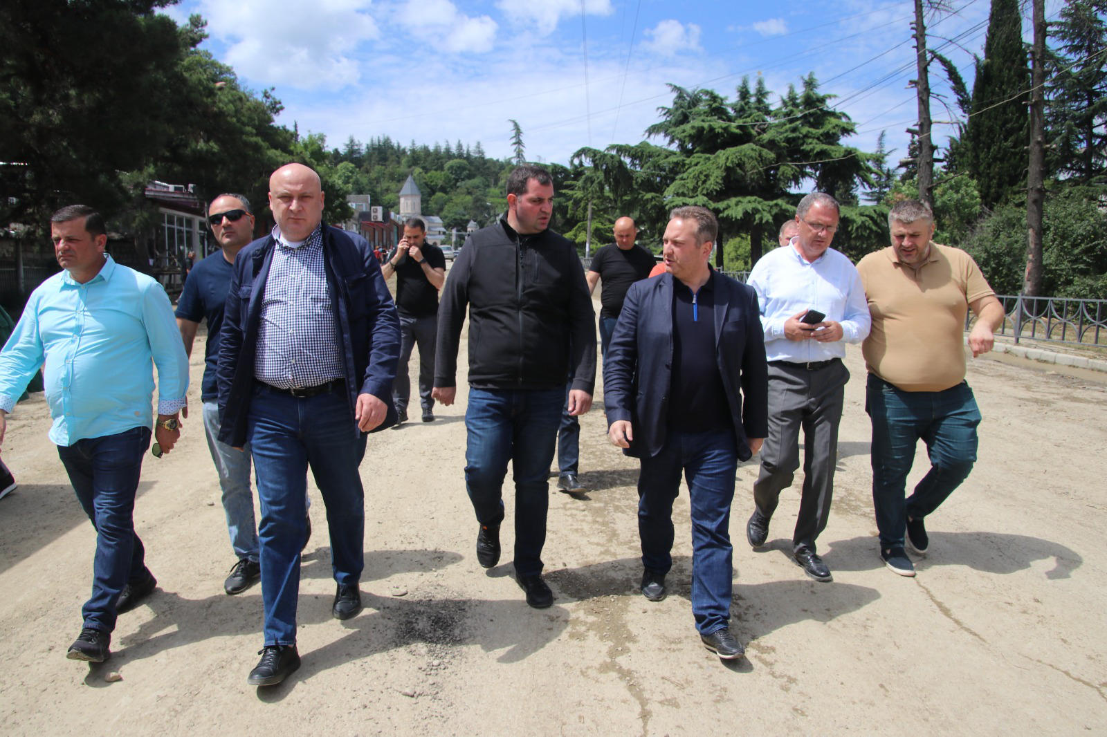 ცენტრალური და ადგილობრივი ხელისუფლების წარმომადგენლები გურჯაანში, სტიქიის ზონაში იმყოფებიან