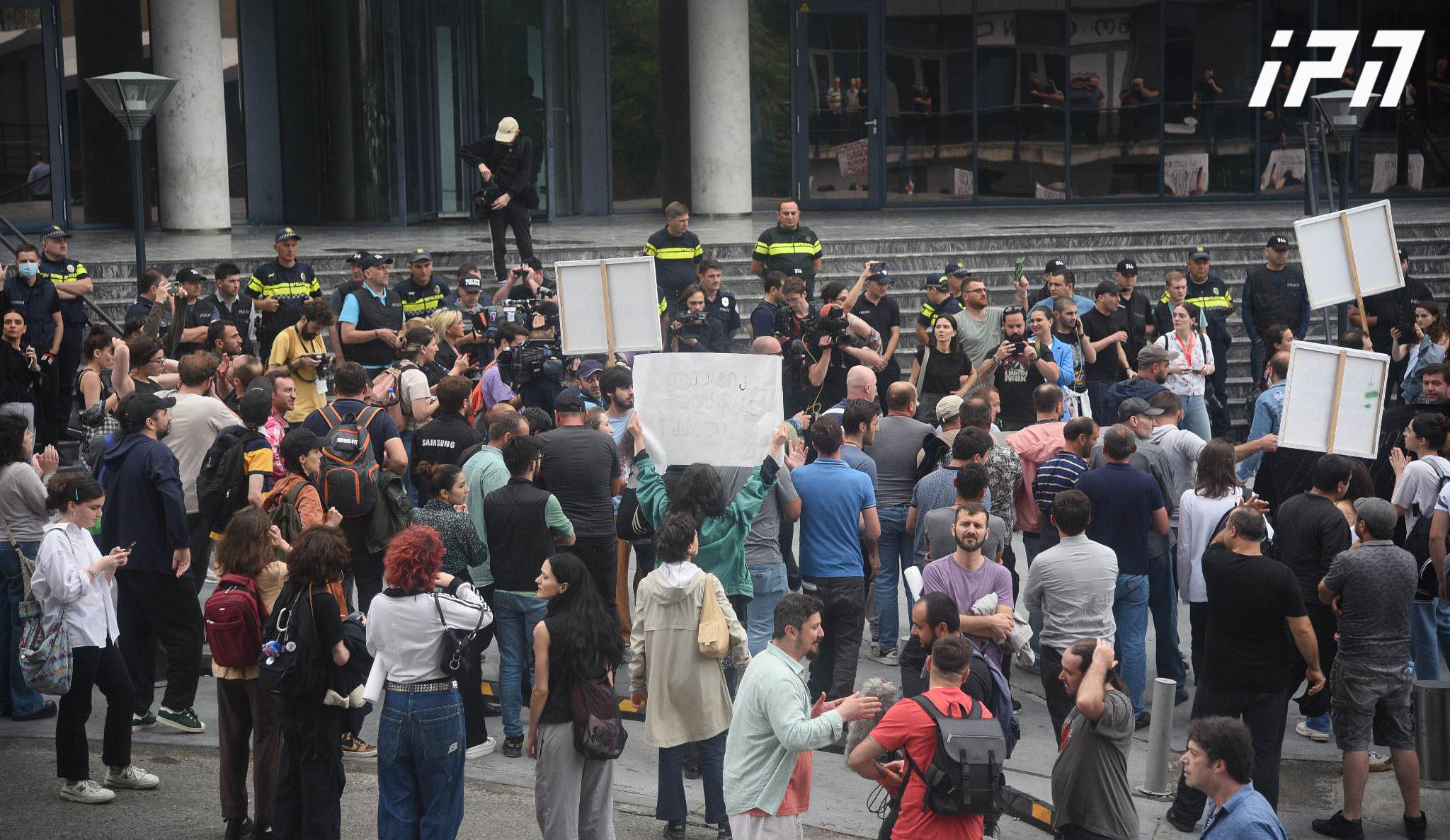 ჭიათურის მაღაროში დასაქმებულების მსვლელობა „ჯორჯიან მანგანეზის“ ოფისთან დასრულდა