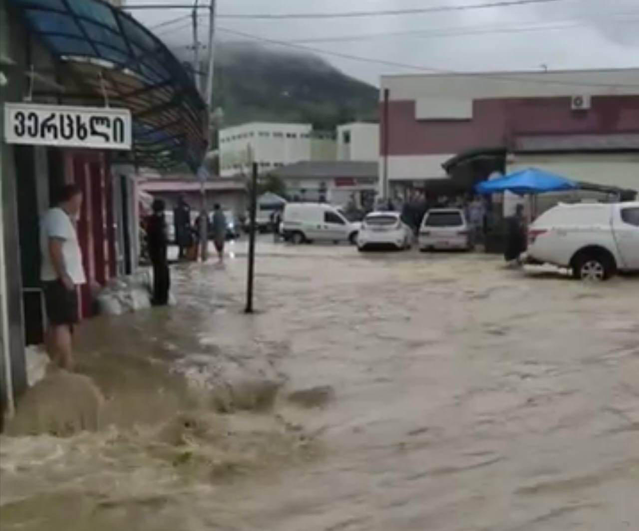 ძლიერმა წვიმამ საჩხერეში პრობლემები შექმნა