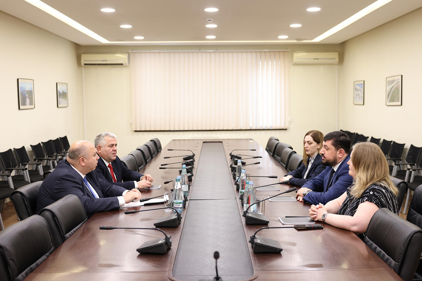 ანტიკორუფციული ბიუროს უფროსი რაჟდენ კუპრაშვილი რეგიონული განვითარებისა და ინფრასტრუქტურის მინისტრს შეხვდა